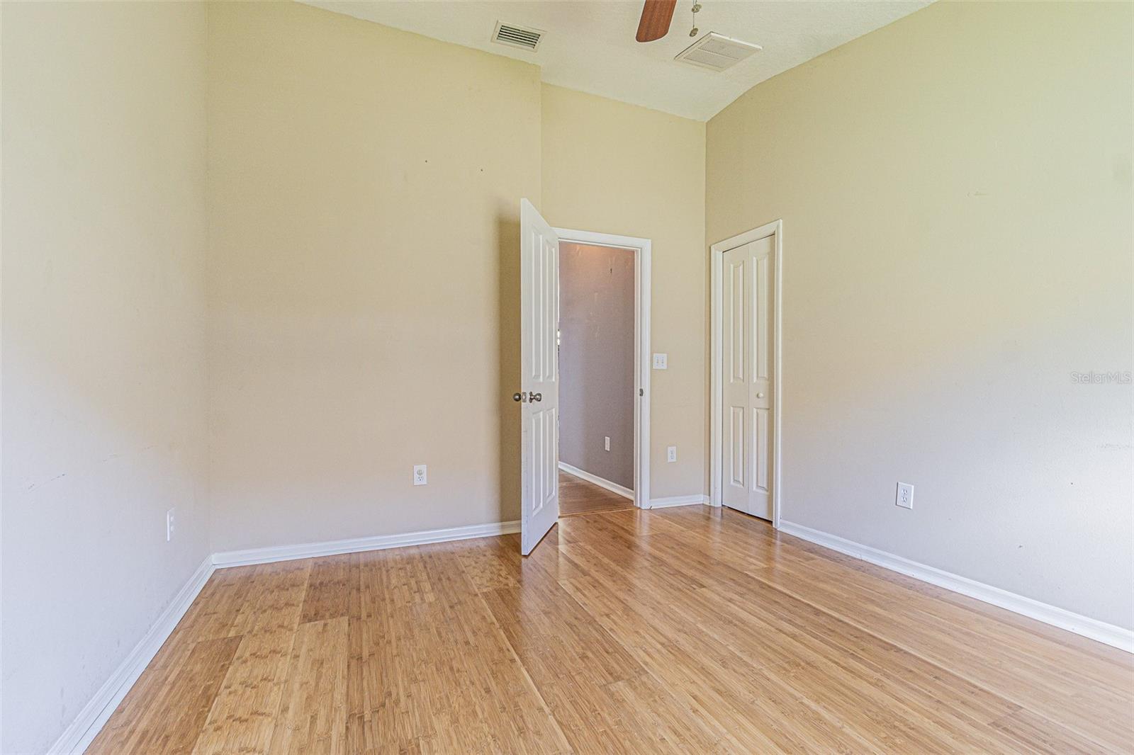 Listing photo id 17 for 6843 Runner Oak Drive