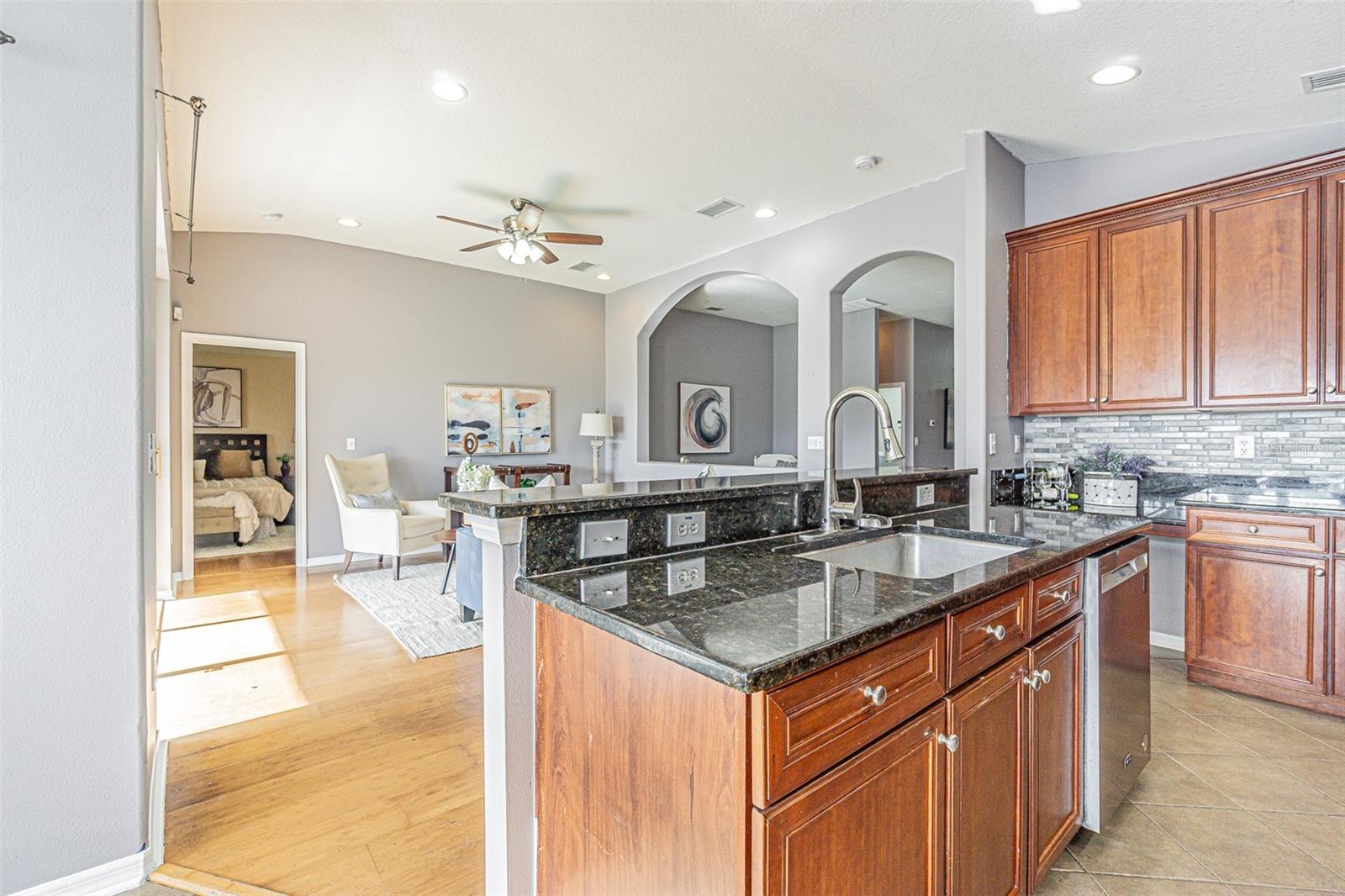 Listing photo id 1 for 6843 Runner Oak Drive