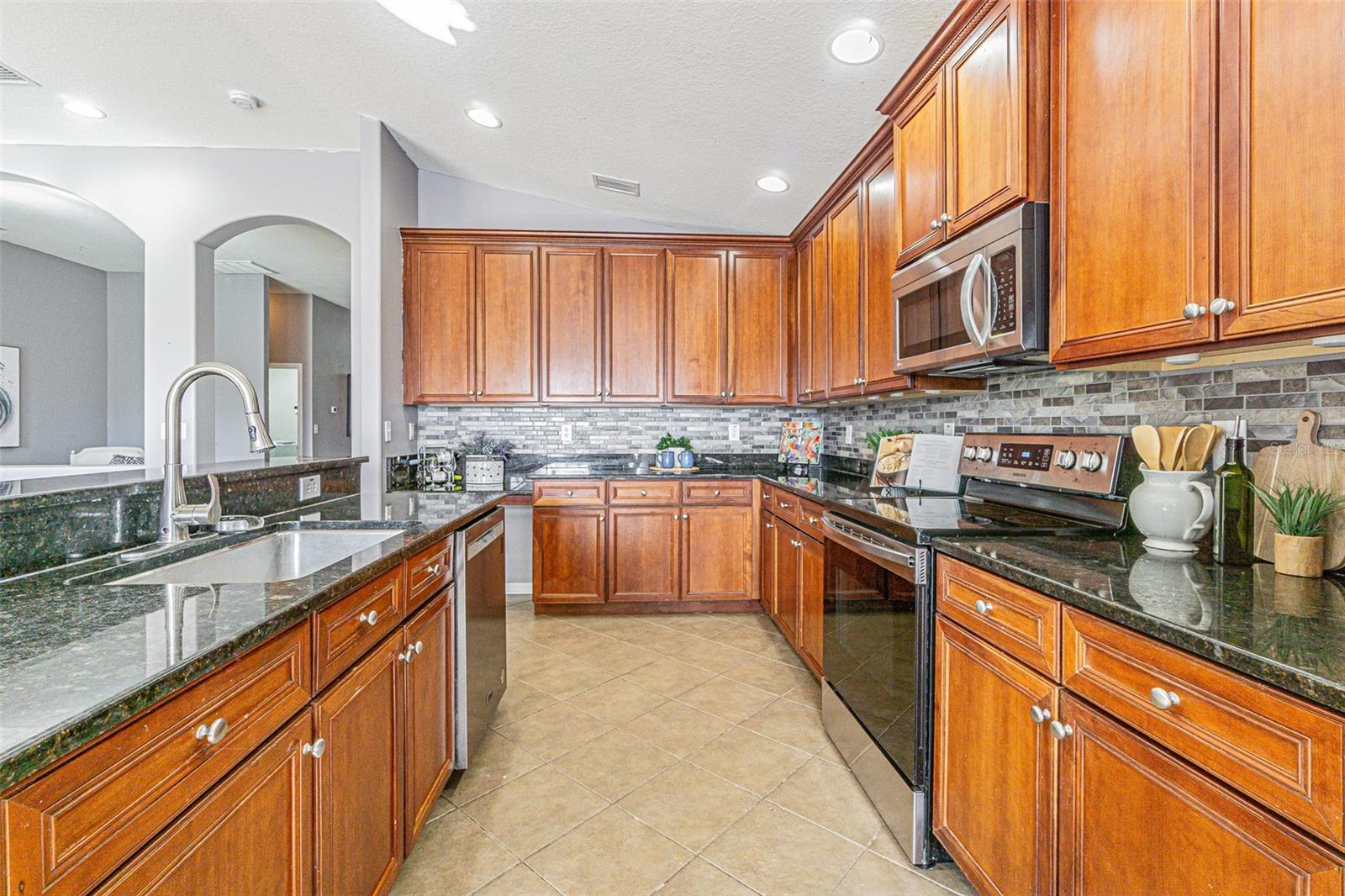 Listing photo id 2 for 6843 Runner Oak Drive