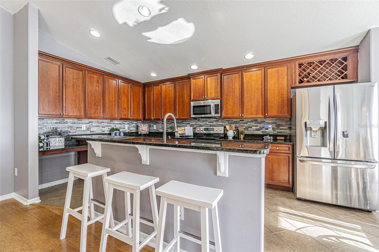 Listing photo id 3 for 6843 Runner Oak Drive