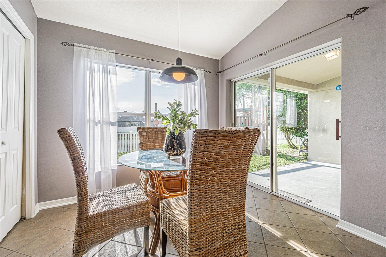 Listing photo id 4 for 6843 Runner Oak Drive