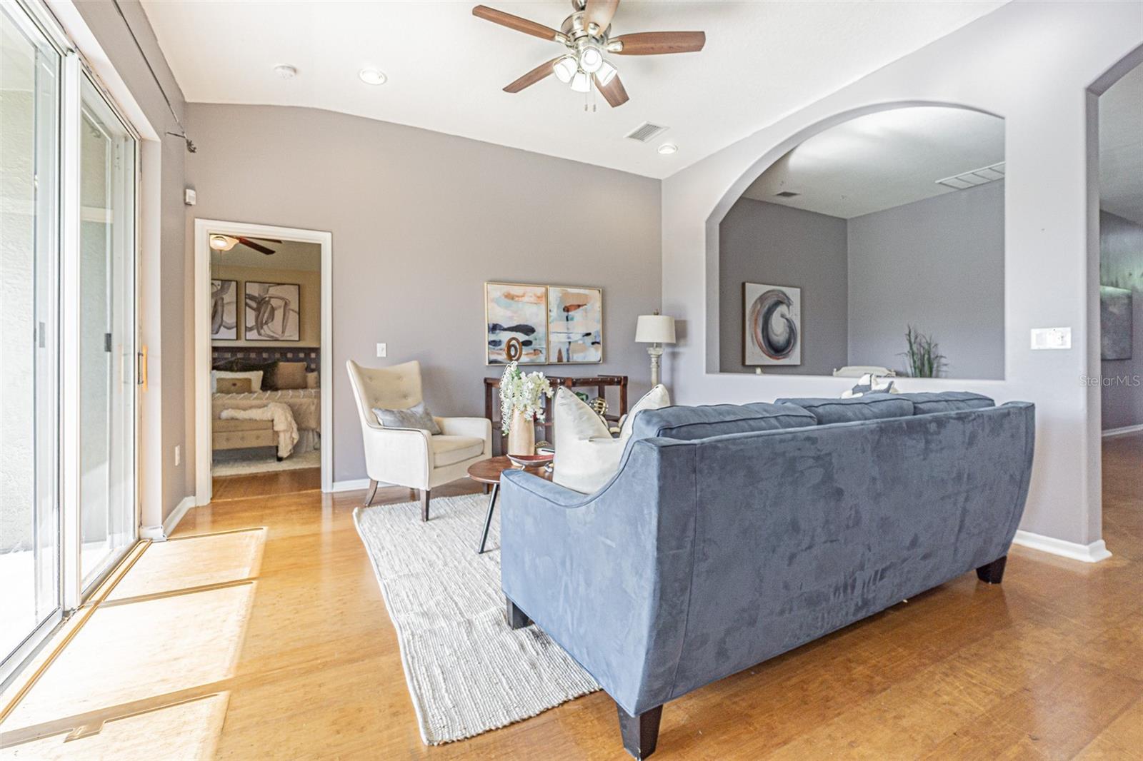Listing photo id 5 for 6843 Runner Oak Drive