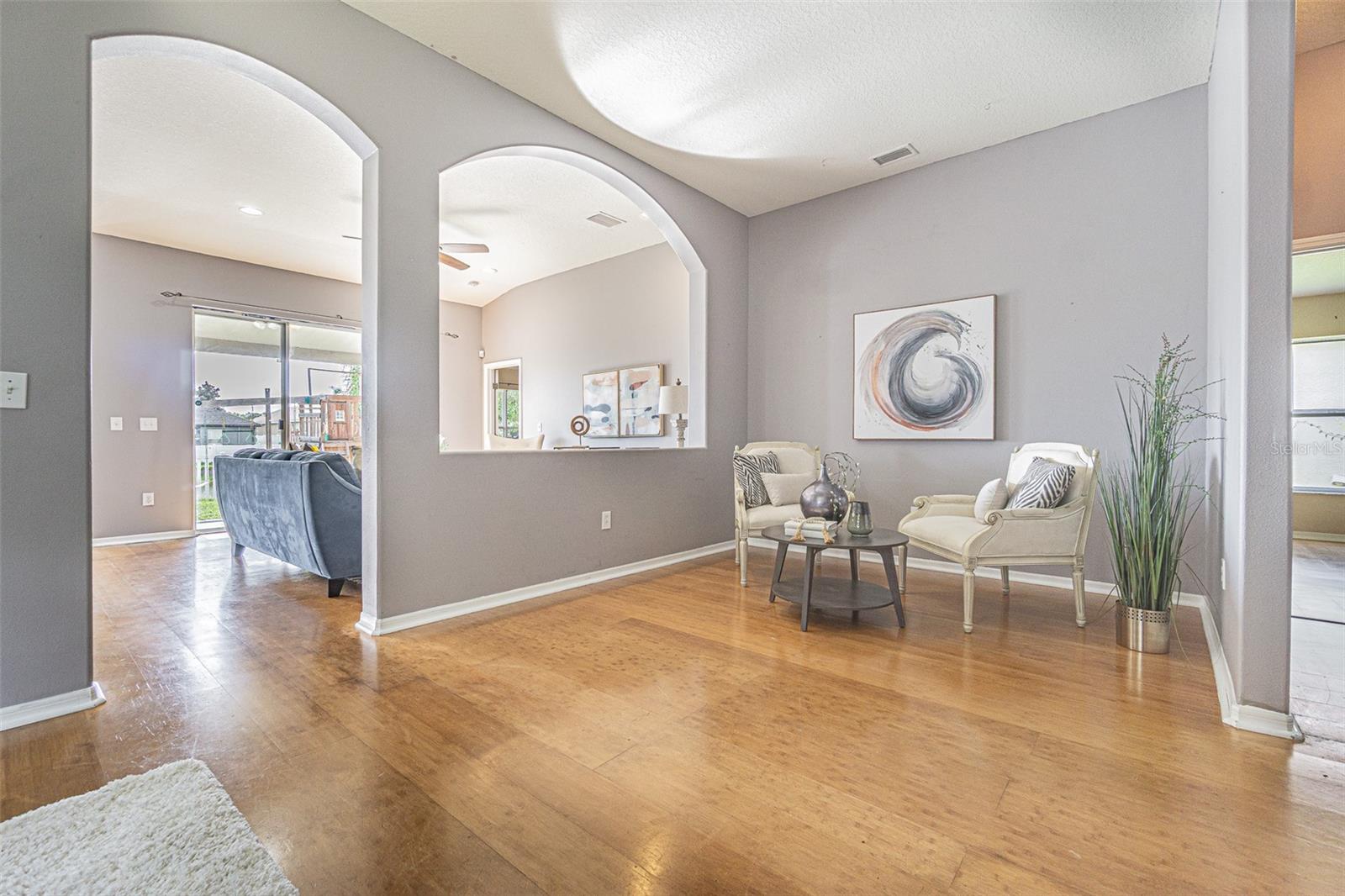 Listing photo id 7 for 6843 Runner Oak Drive