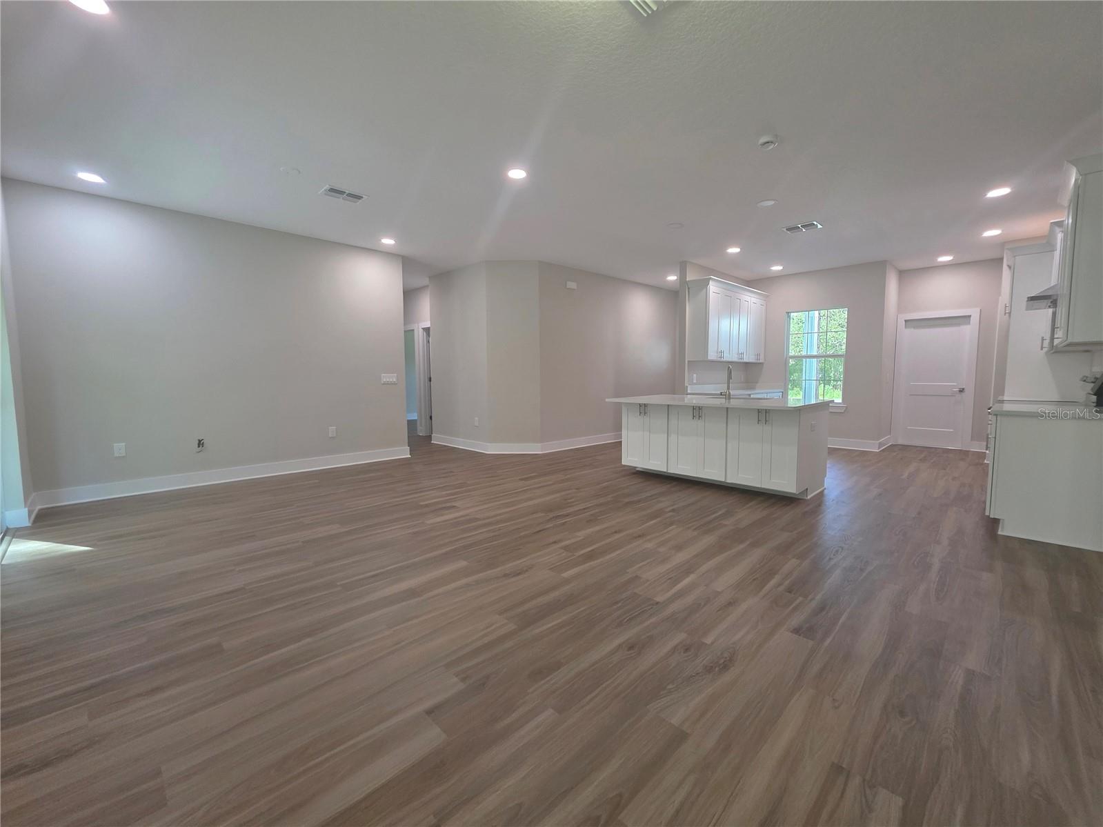 Listing photo id 9 for 2621 Clearwood Street