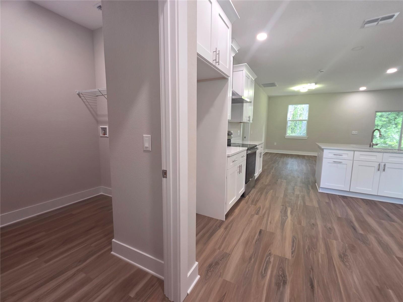 Listing photo id 10 for 2621 Clearwood Street