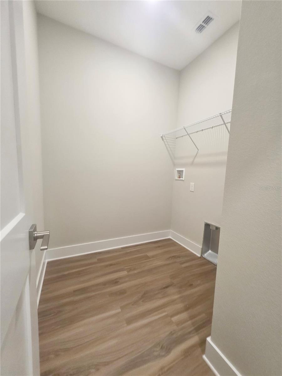 Listing photo id 11 for 2621 Clearwood Street
