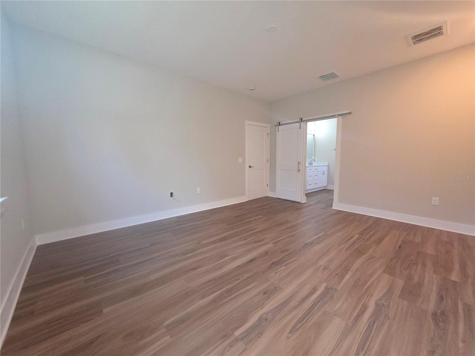 Listing photo id 13 for 2621 Clearwood Street