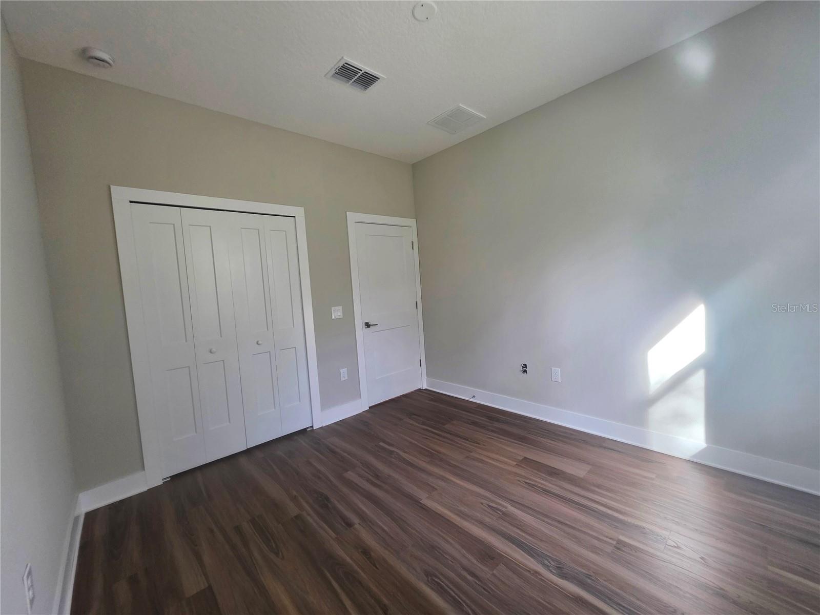 Listing photo id 19 for 2621 Clearwood Street