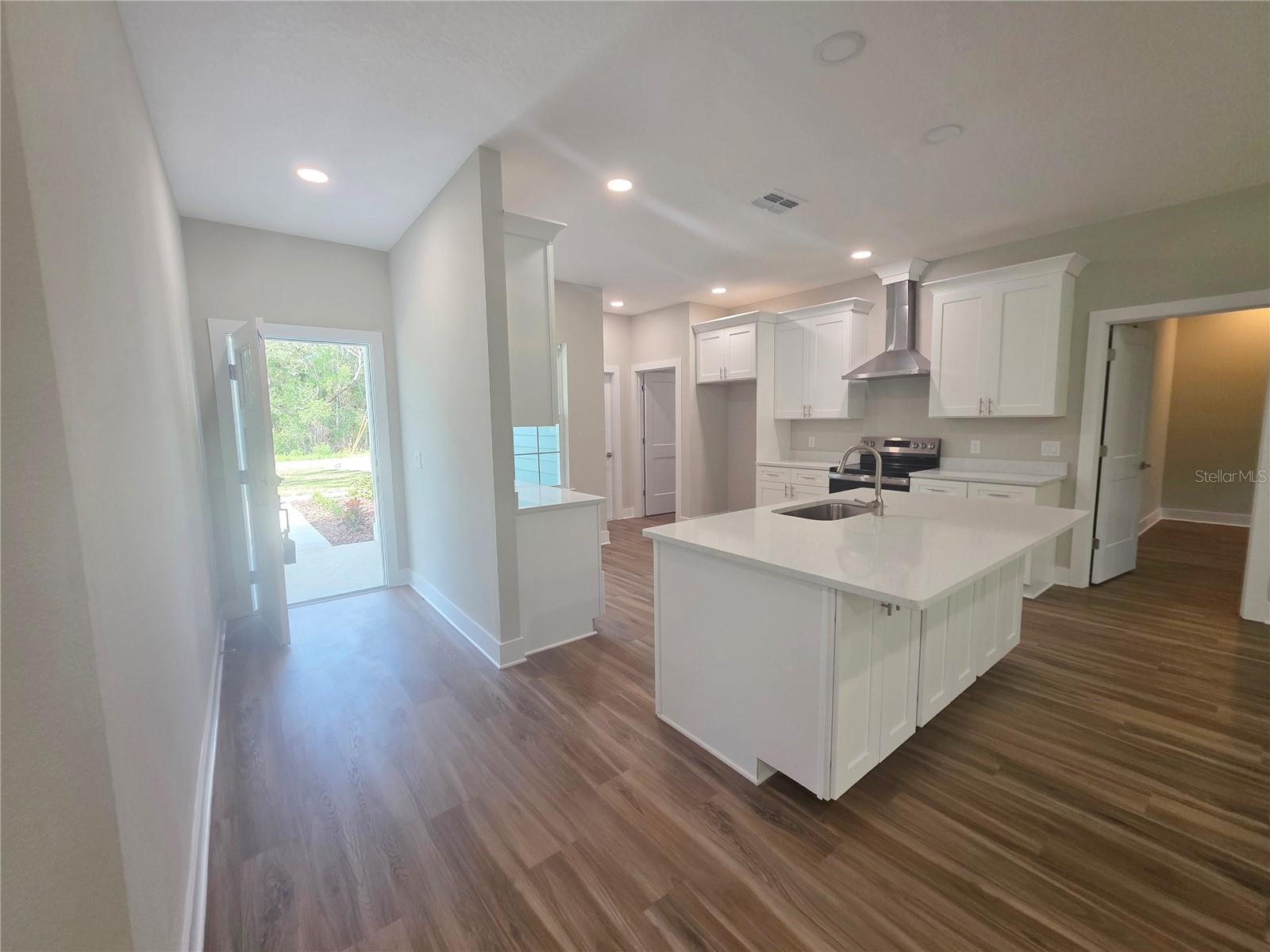 Listing photo id 4 for 2621 Clearwood Street