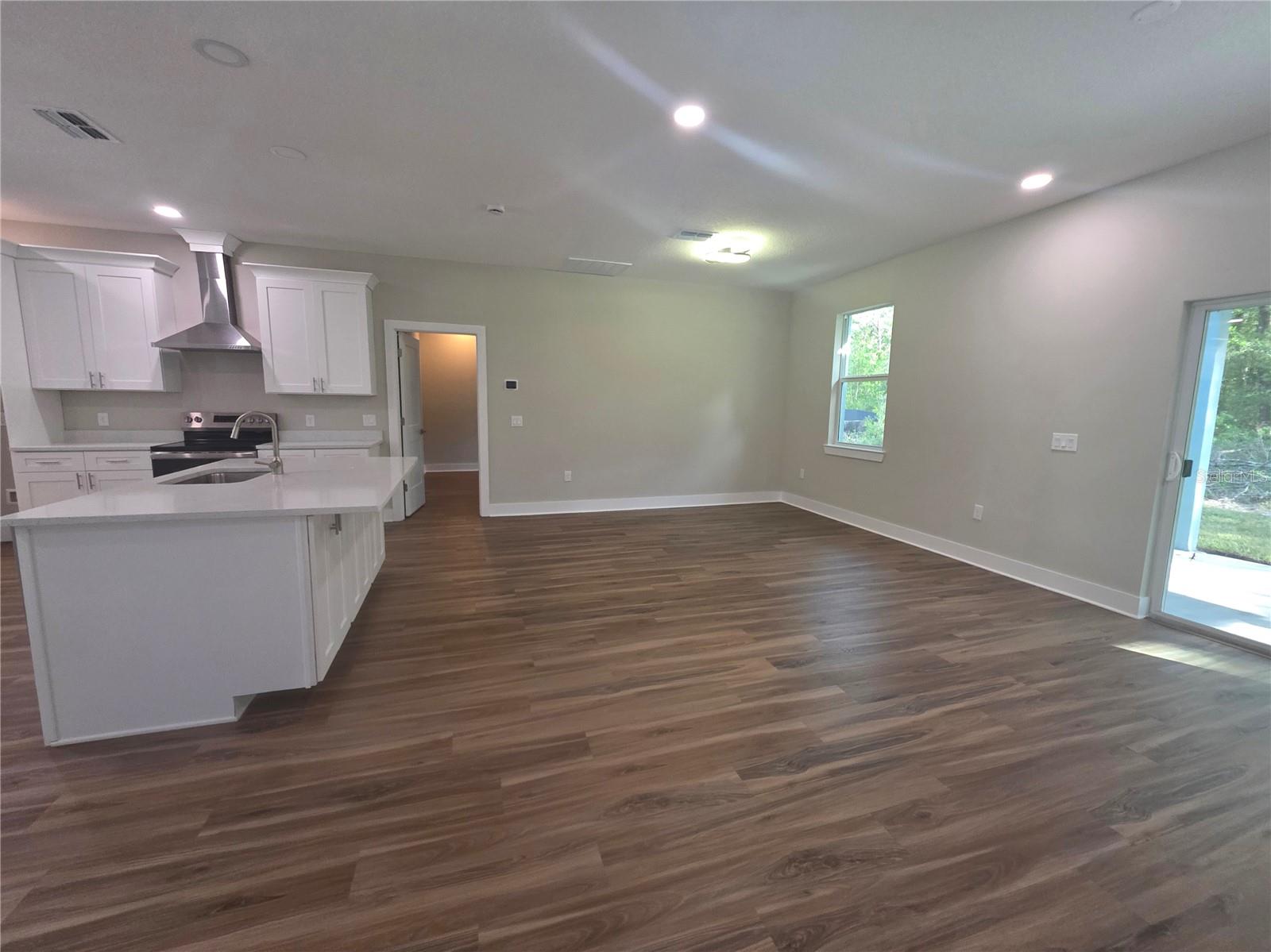 Listing photo id 5 for 2621 Clearwood Street