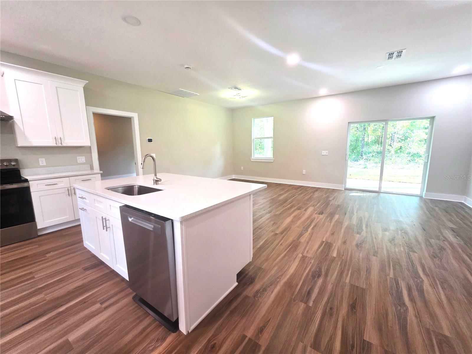 Listing photo id 7 for 2621 Clearwood Street