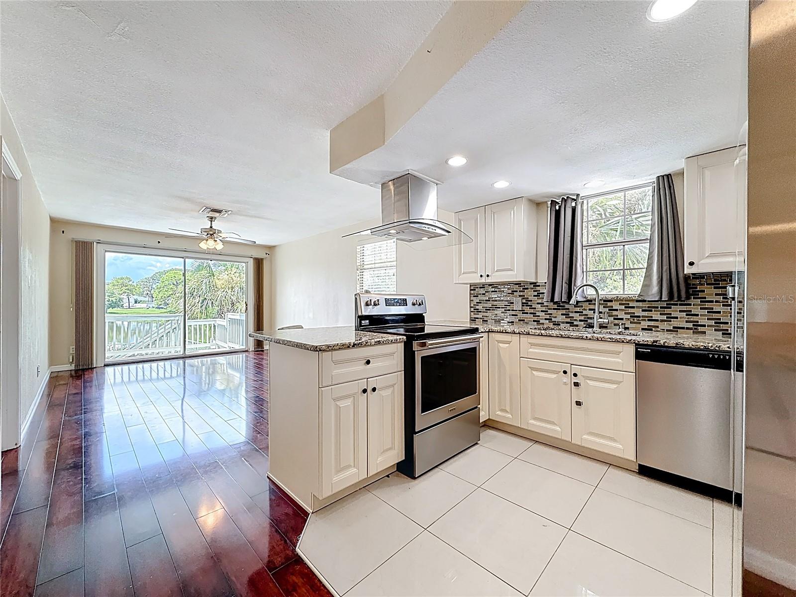 Image 13 of 49 For 125 Mystic Lake Terrace N
