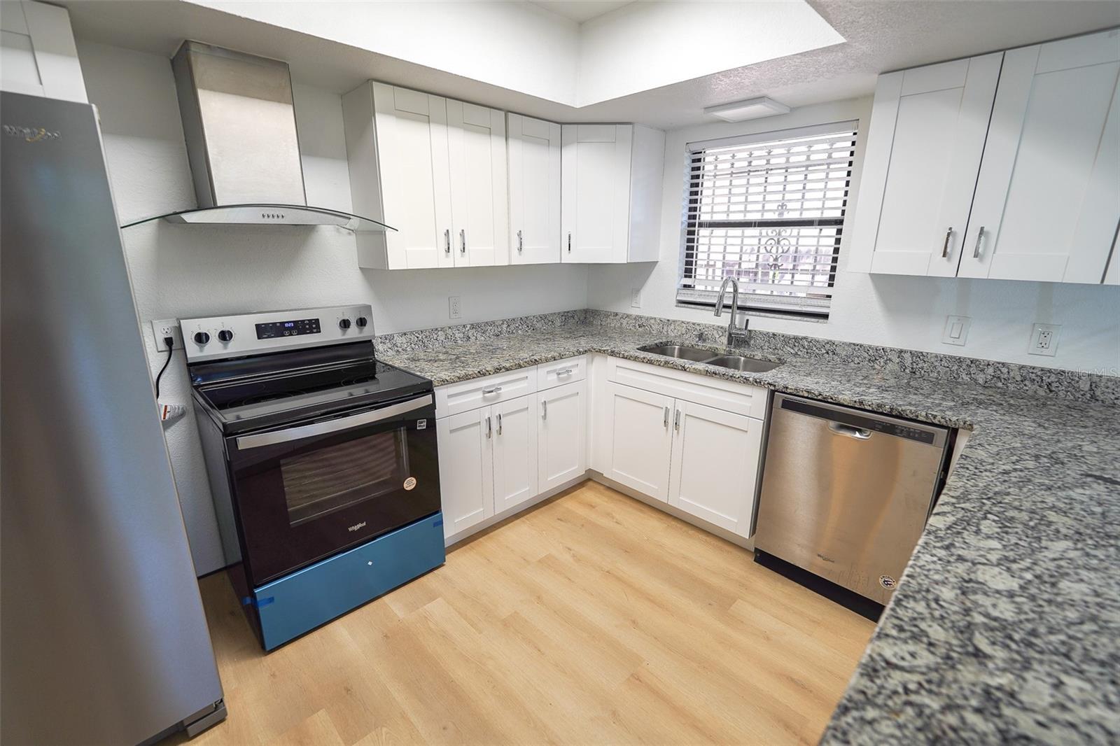 Image 10 of 19 For 10729 Drummond Road W