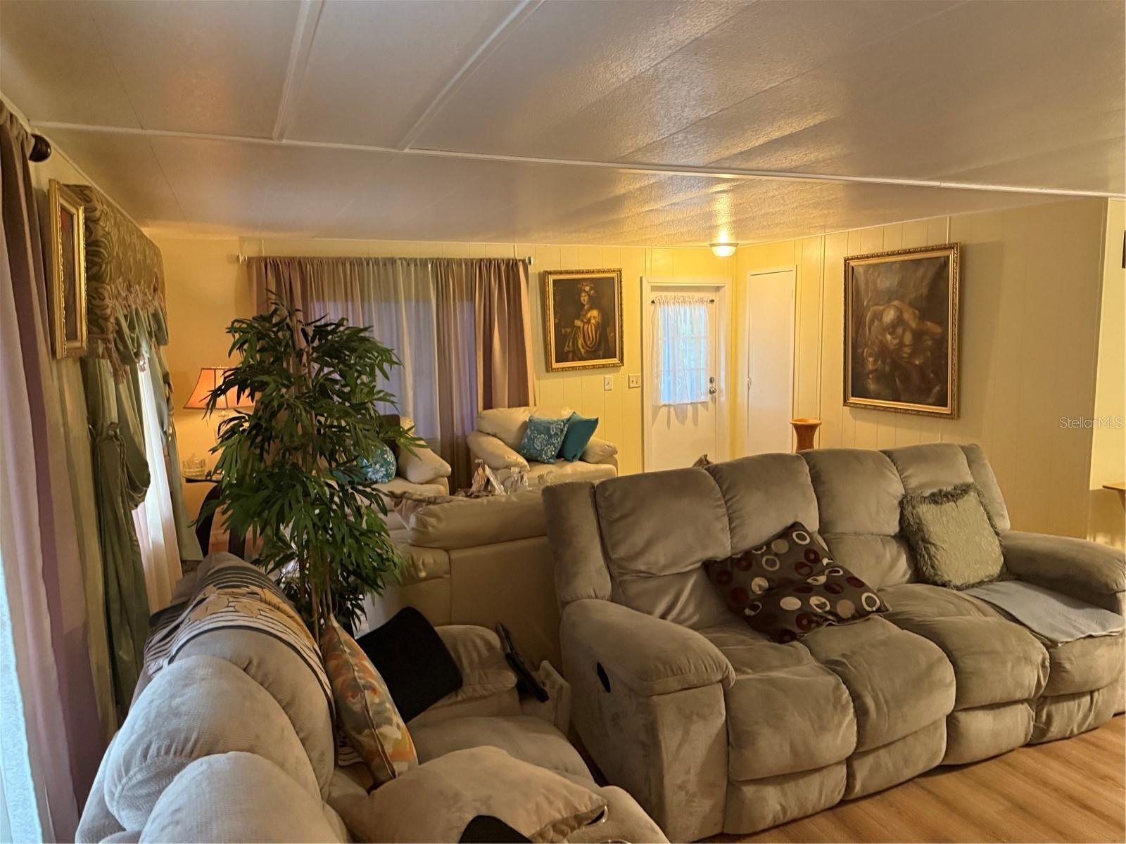 Image 5 of 27 For 8869 Highpoint Boulevard