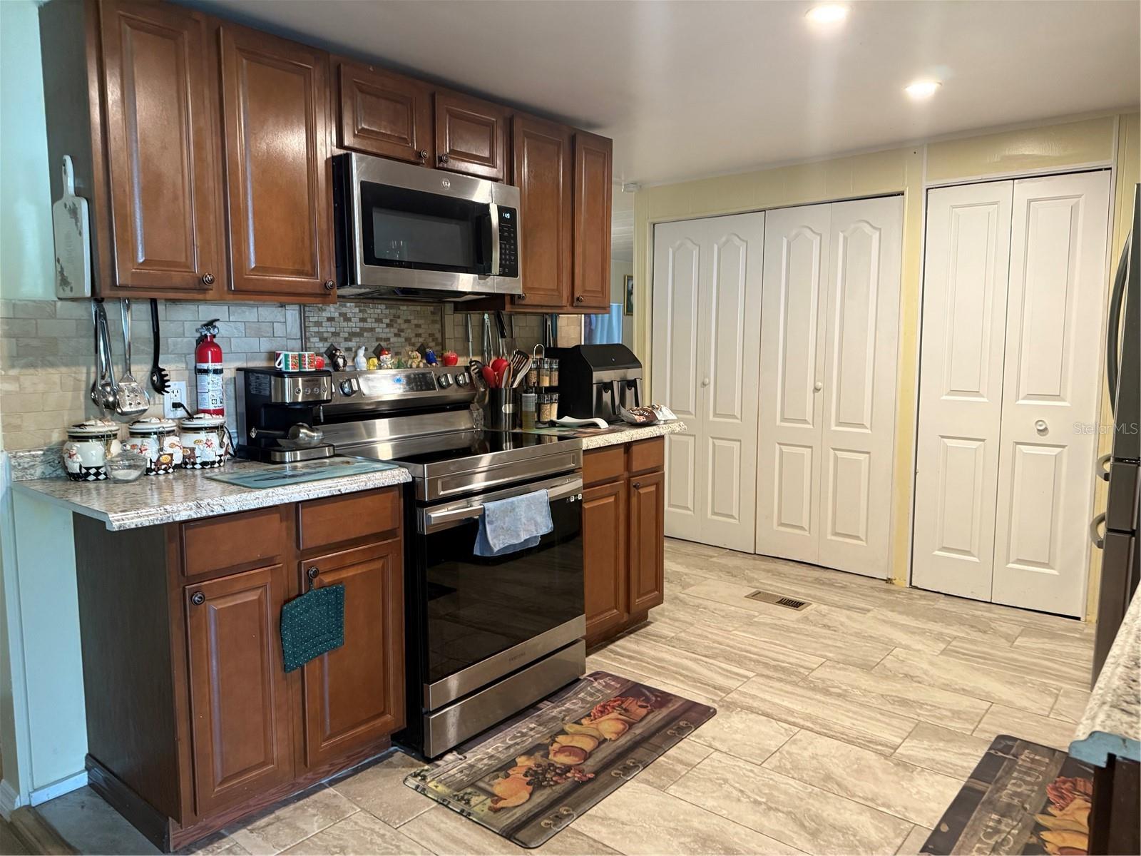 Image 7 of 27 For 8869 Highpoint Boulevard