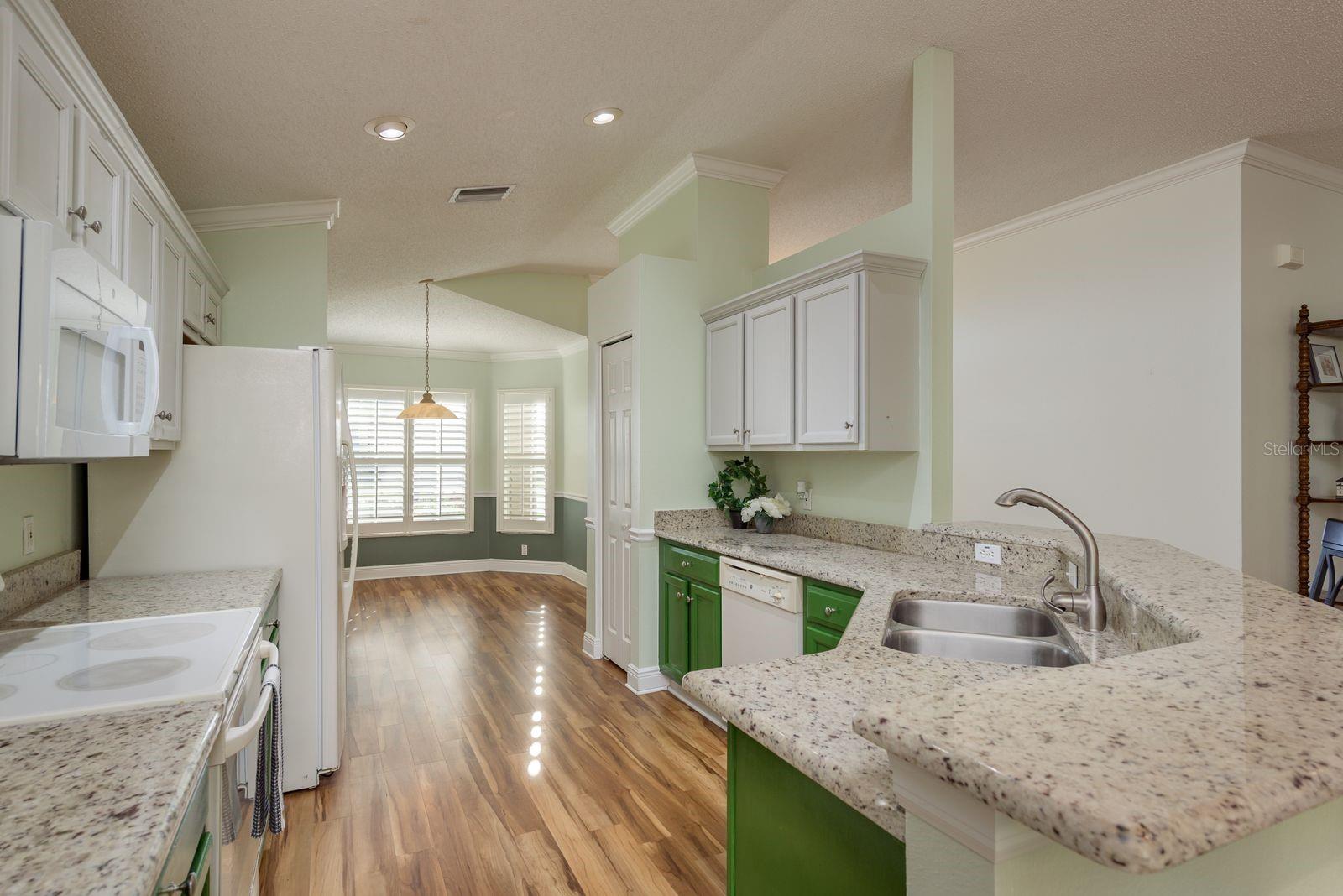 Listing photo id 13 for 1551 Westerham Loop