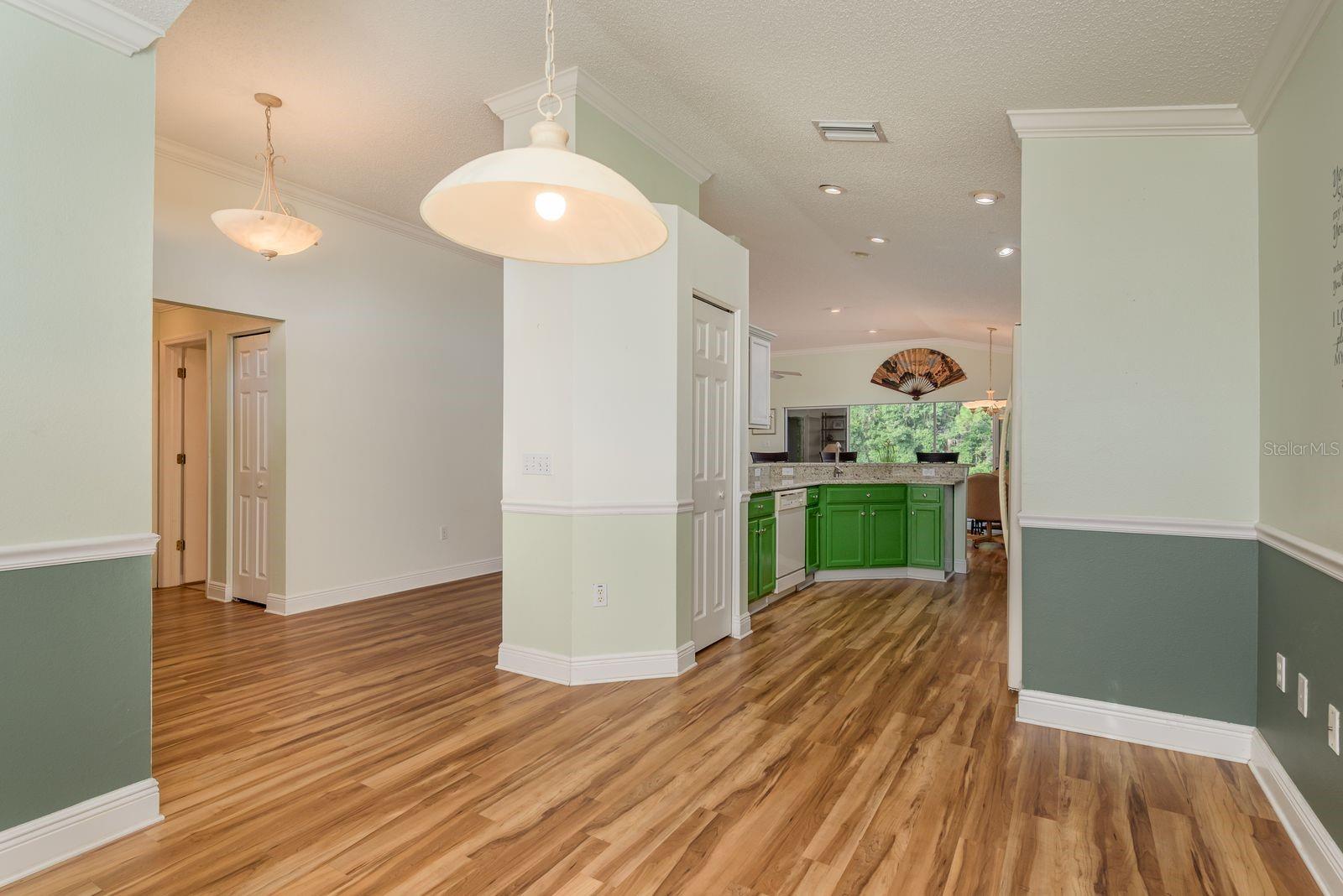 Listing photo id 17 for 1551 Westerham Loop