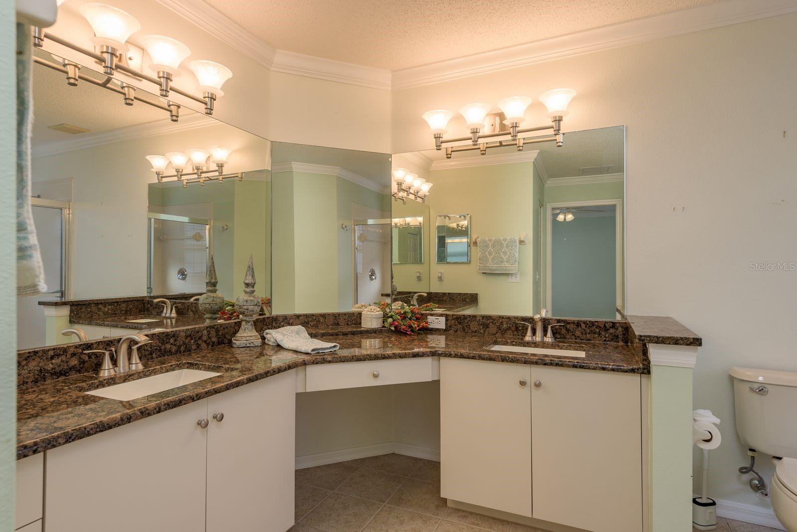 Listing photo id 21 for 1551 Westerham Loop