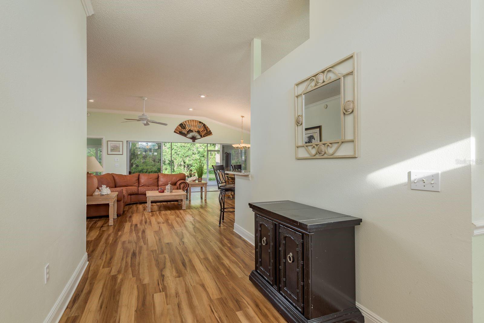 Listing photo id 5 for 1551 Westerham Loop
