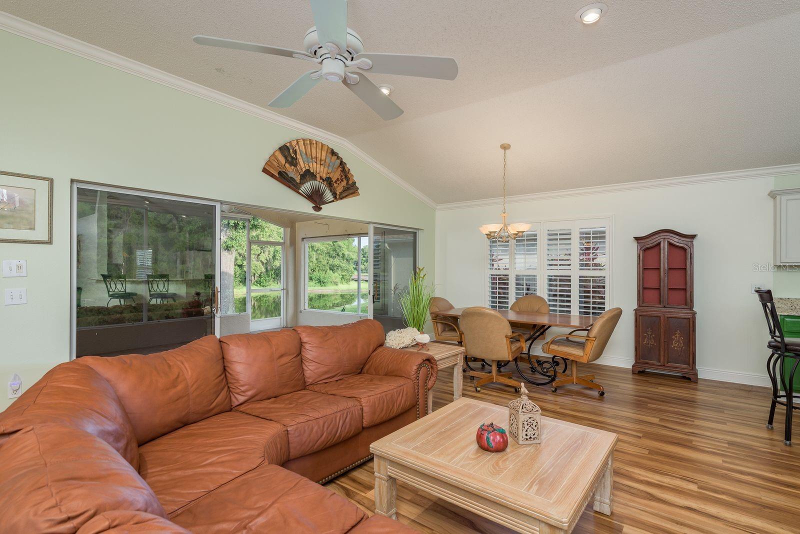 Listing photo id 7 for 1551 Westerham Loop