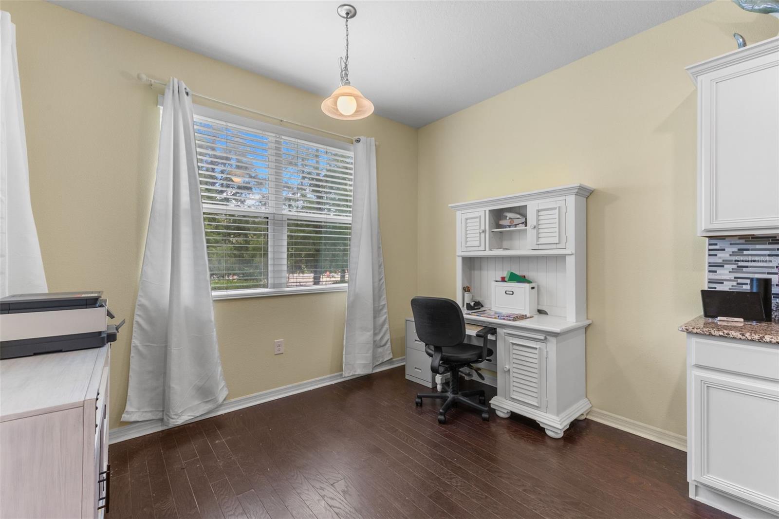 Listing photo id 12 for 3240 Macintosh Road