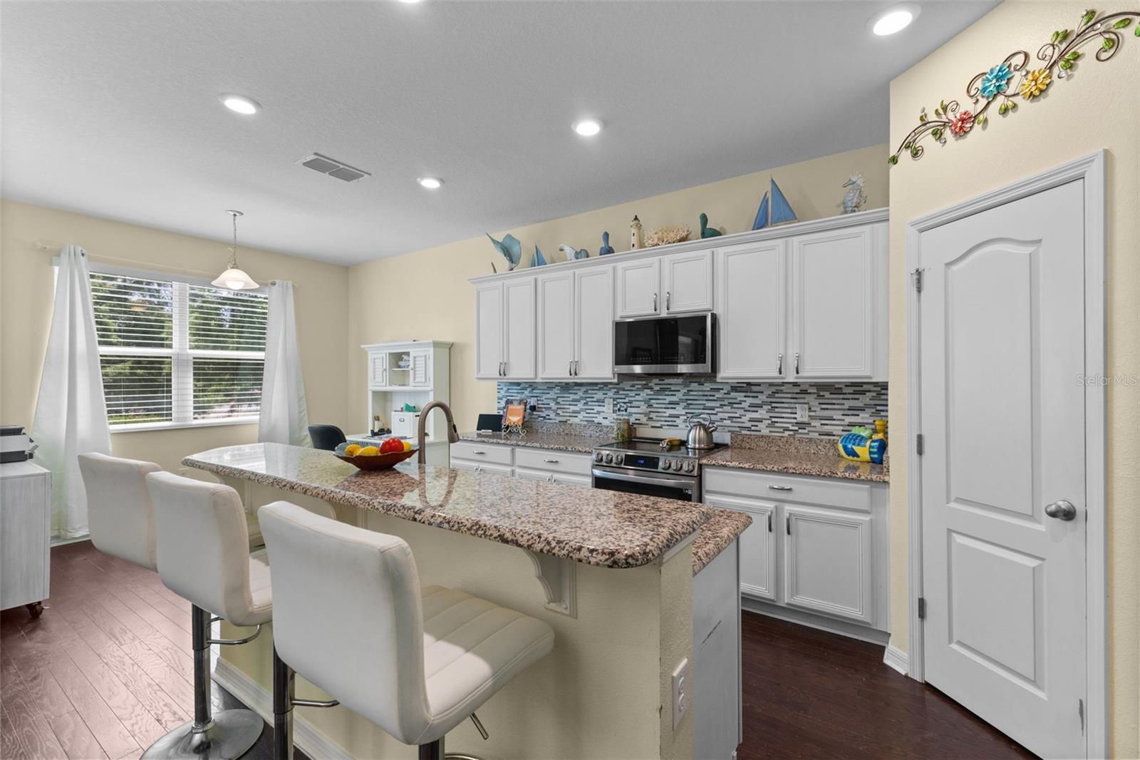 Listing photo id 1 for 3240 Macintosh Road