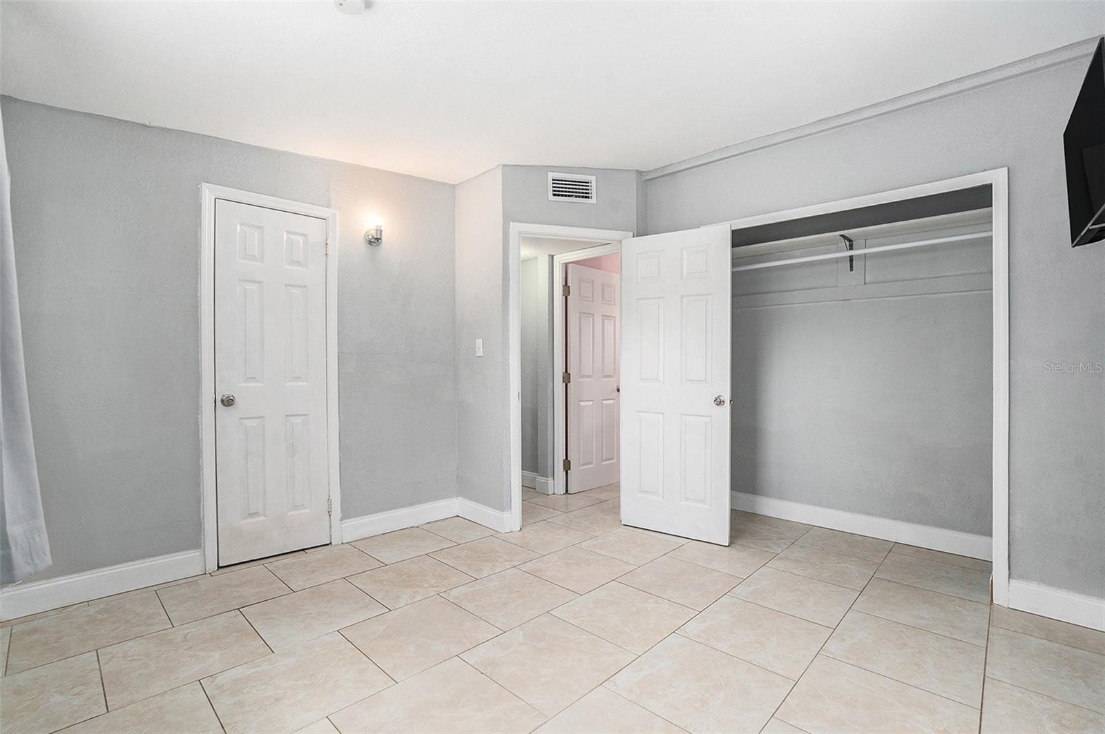 Image 22 of 39 For 2030 Windsor Way
