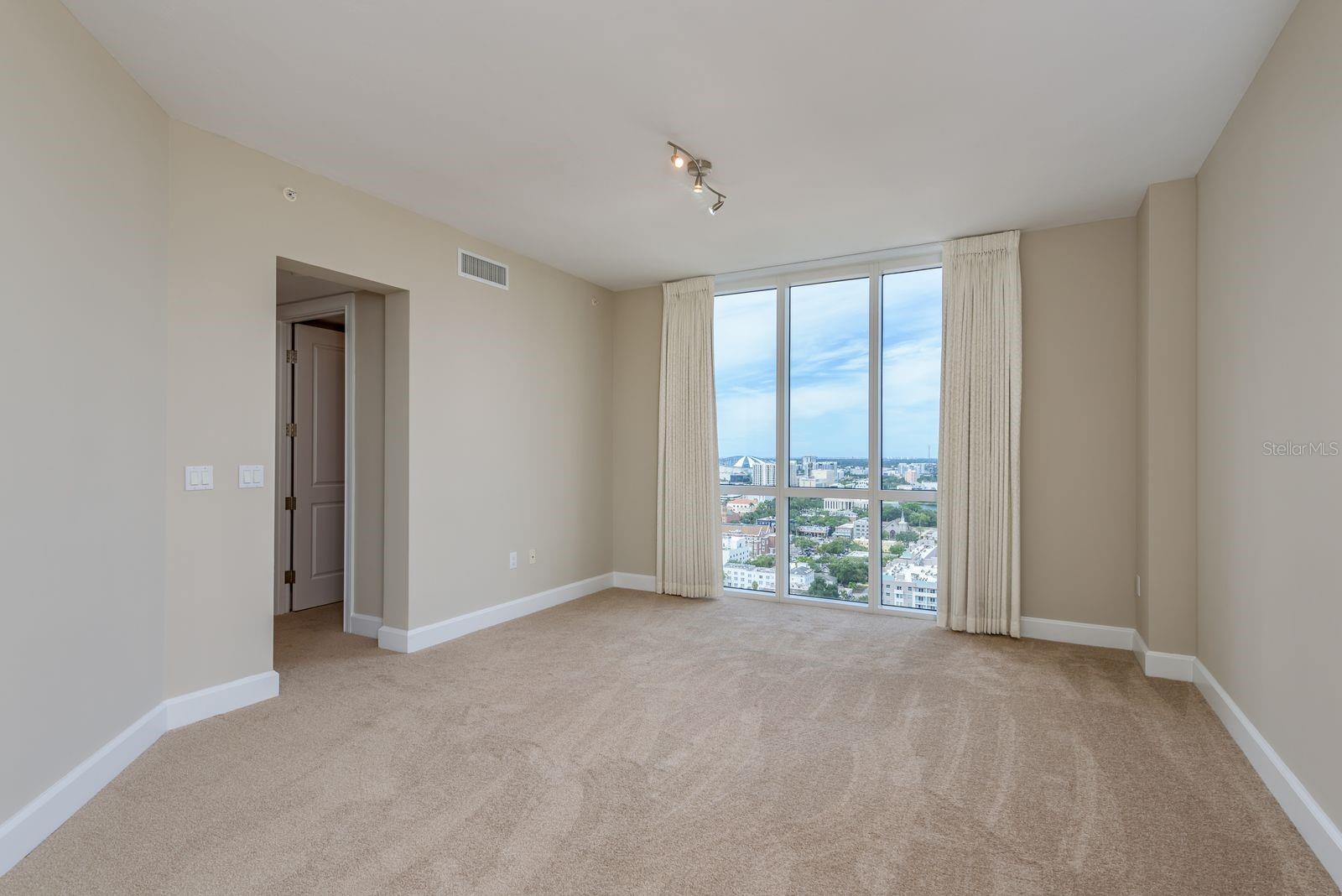 Image 20 of 71 For 300 Beach Drive Ne 2601
