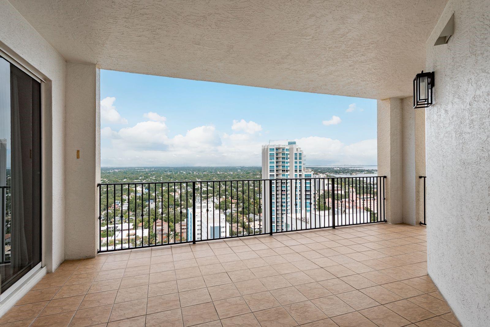Image 38 of 71 For 300 Beach Drive Ne 2601