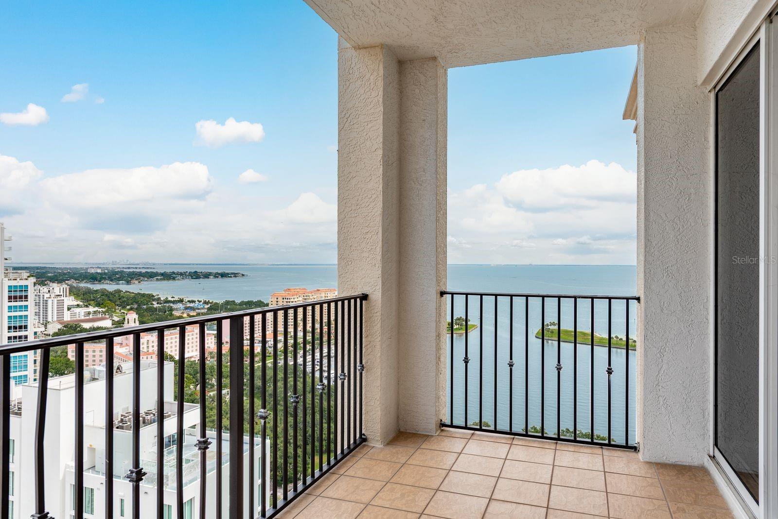 Image 40 of 71 For 300 Beach Drive Ne 2601