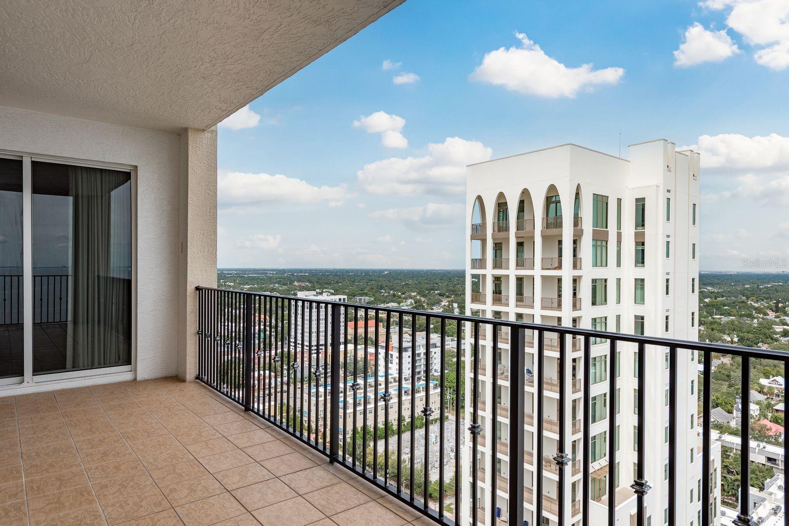 Image 41 of 71 For 300 Beach Drive Ne 2601