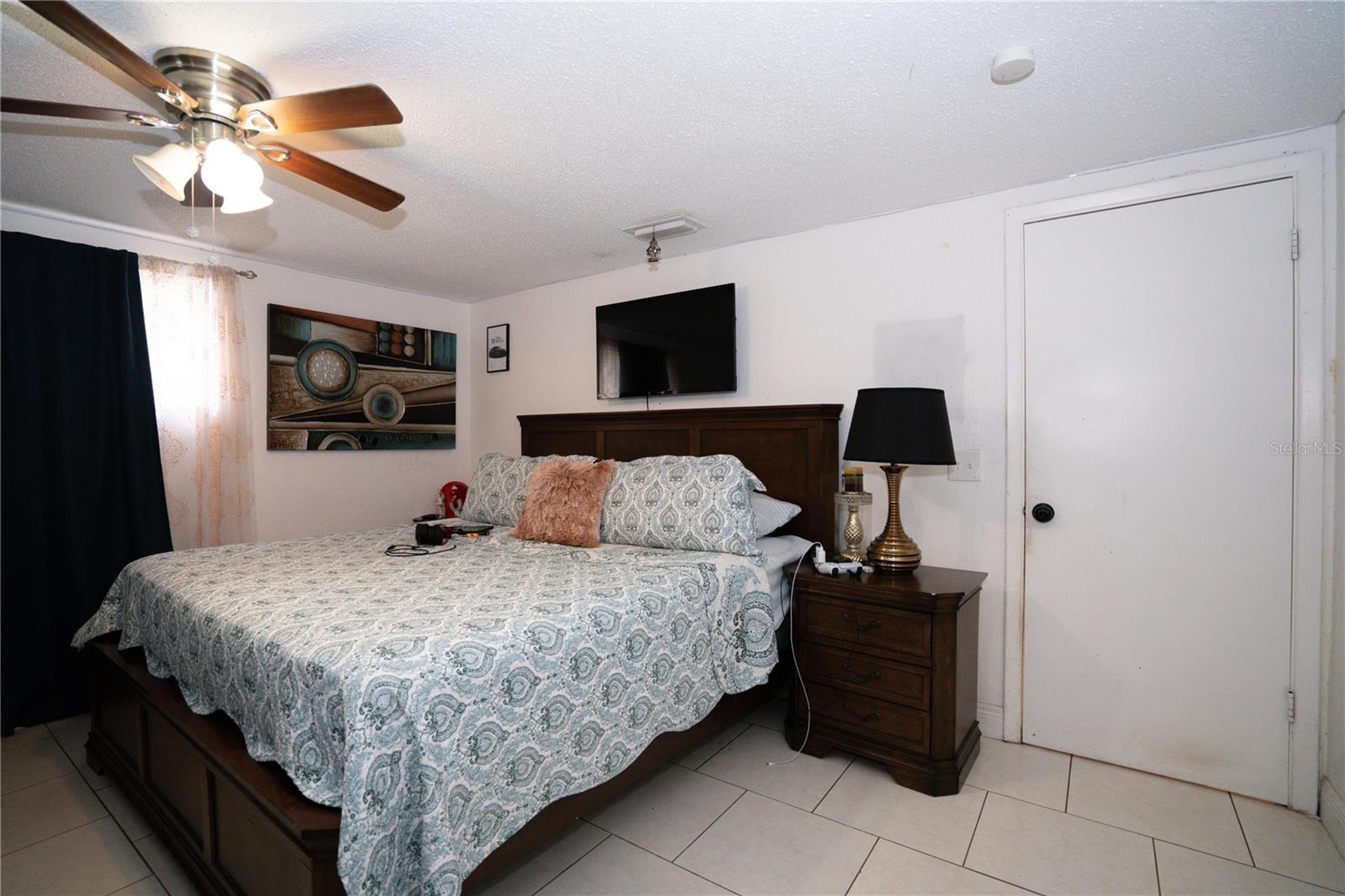 Listing photo id 11 for 3645 Galway Dr