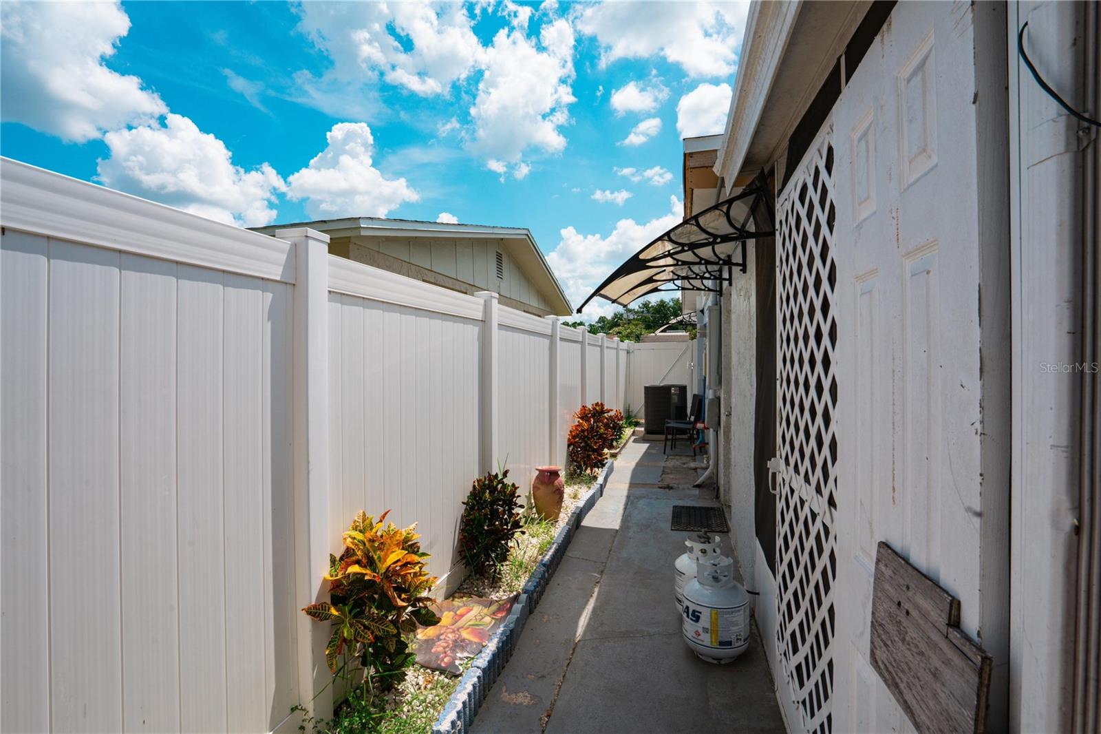 Listing photo id 16 for 3645 Galway Dr