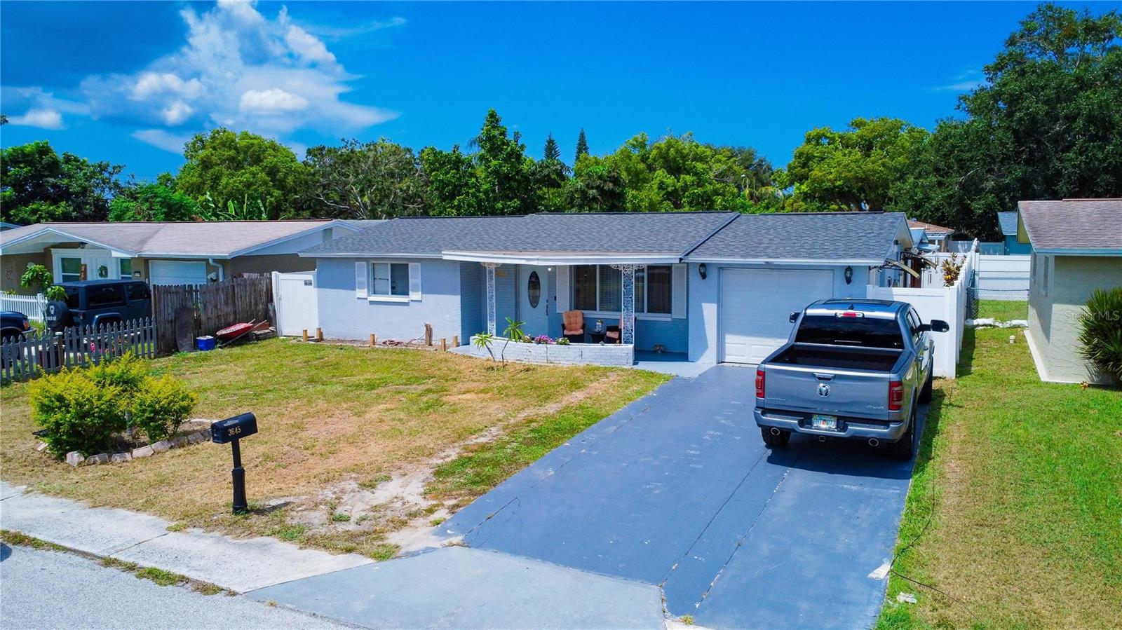 Listing photo id 0 for 3645 Galway Dr