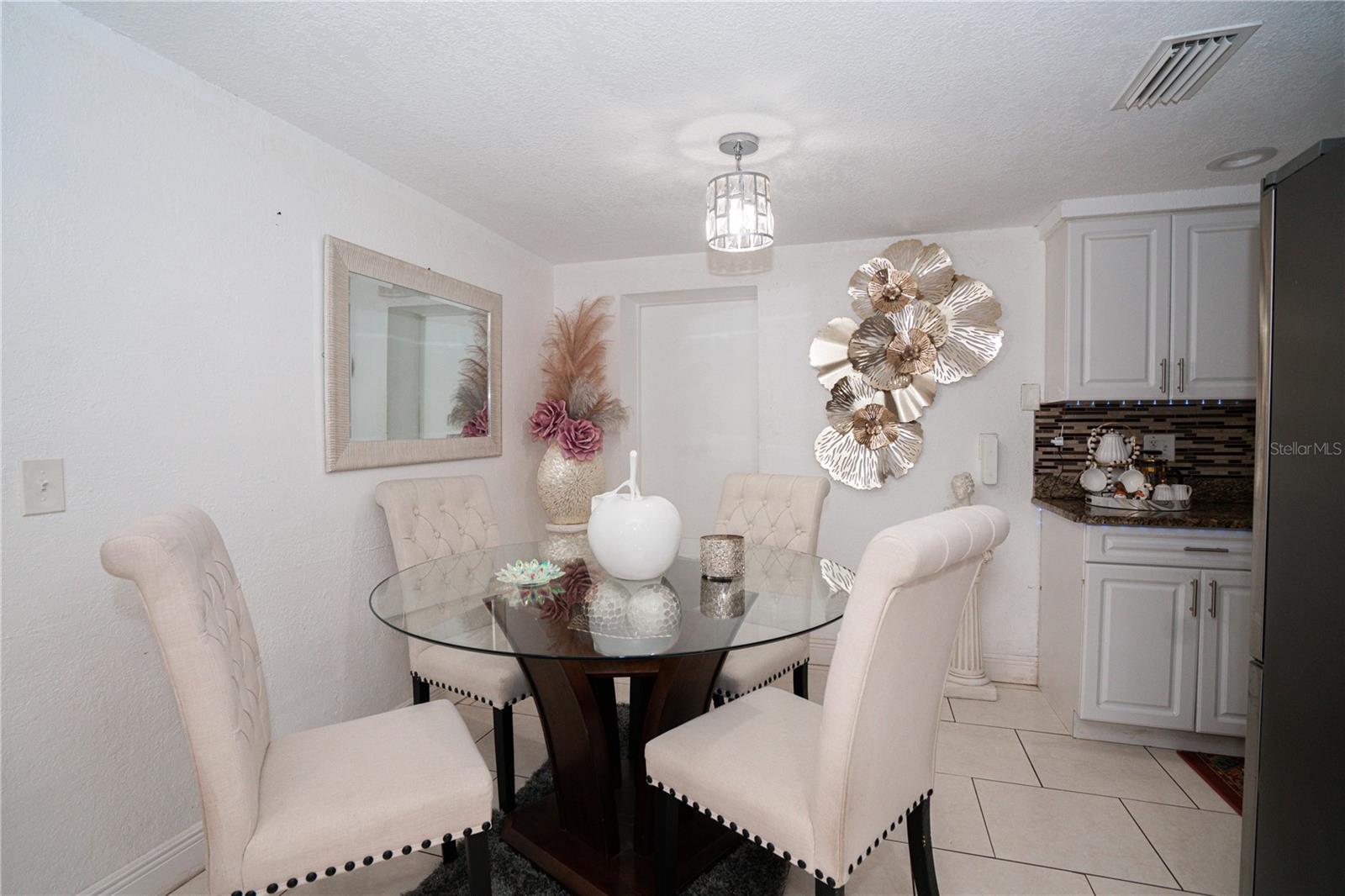 Listing photo id 3 for 3645 Galway Dr