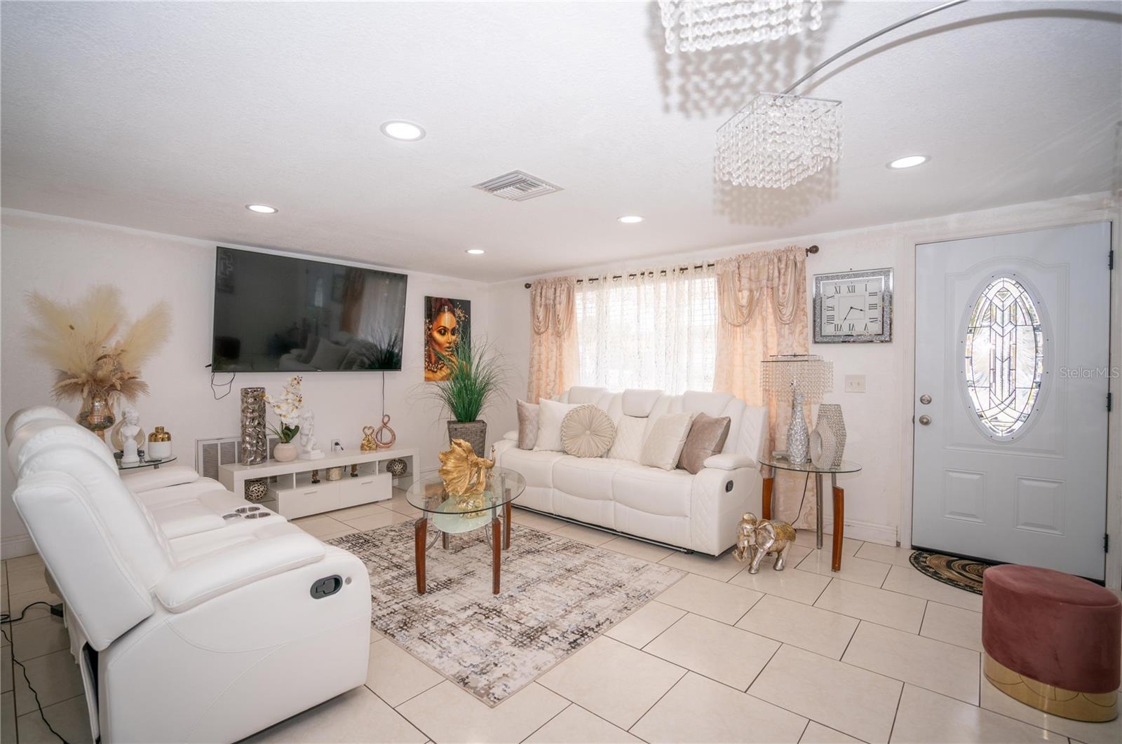 Listing photo id 4 for 3645 Galway Dr