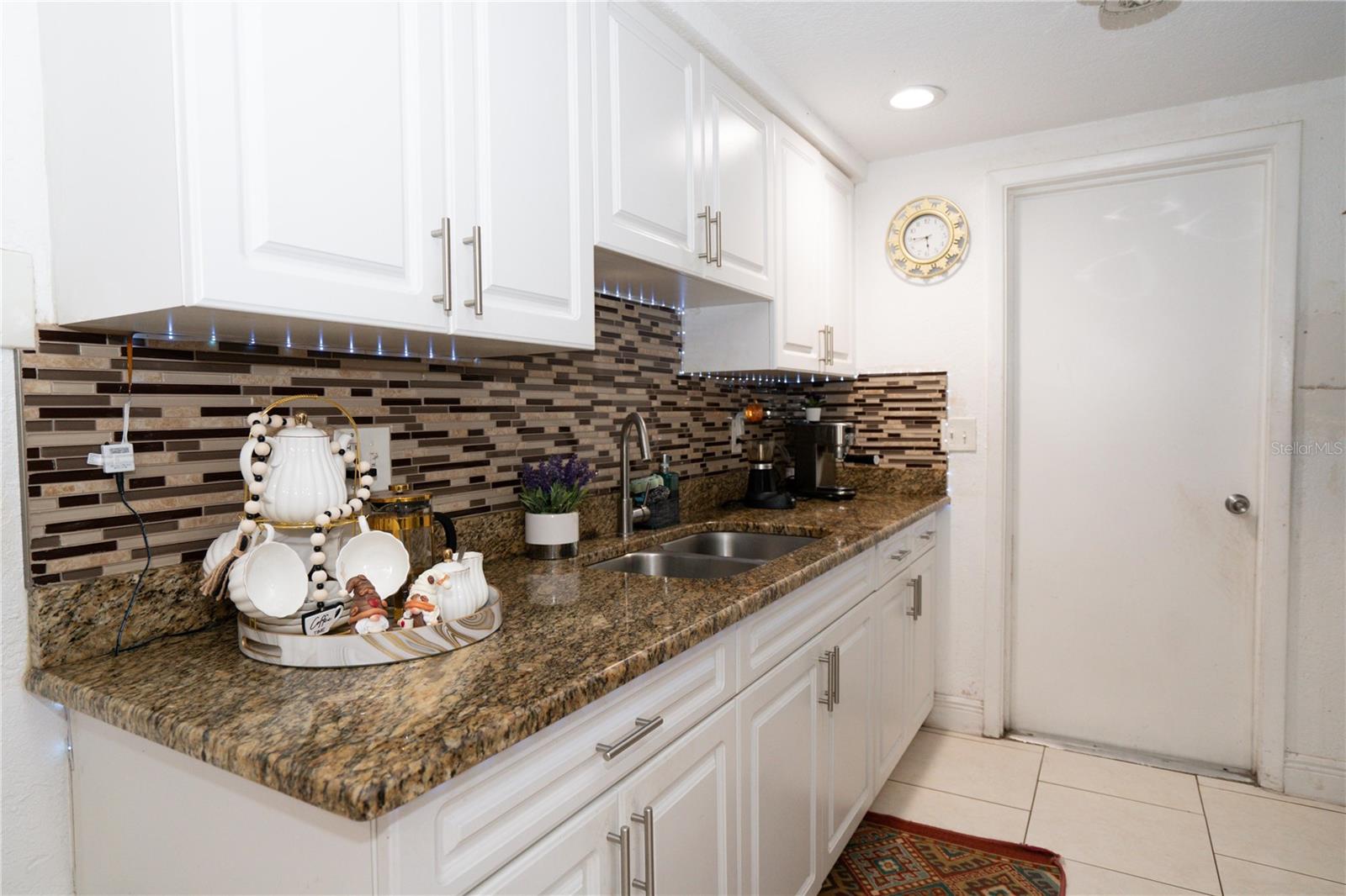Listing photo id 5 for 3645 Galway Dr