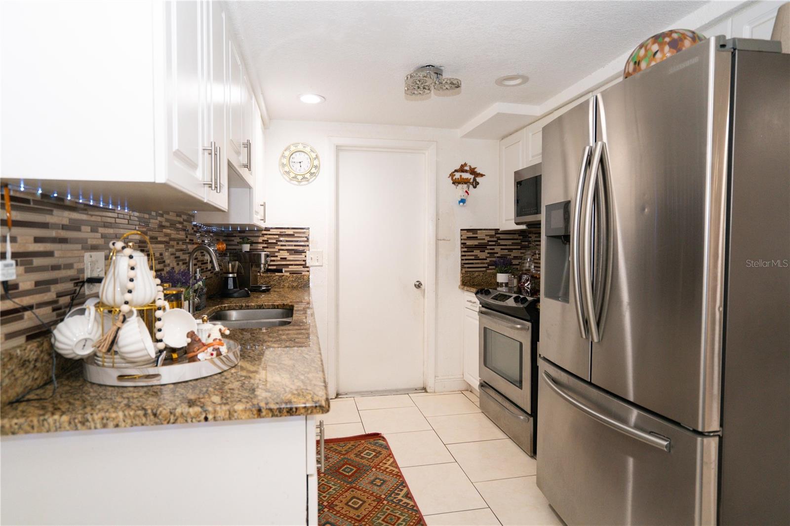Listing photo id 6 for 3645 Galway Dr