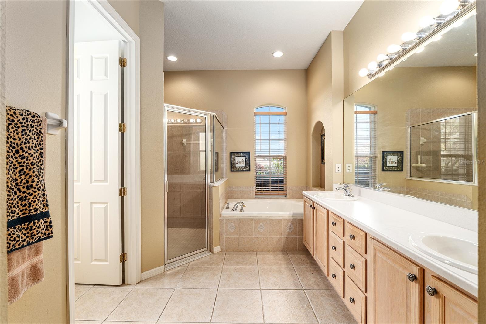 Image 32 of 90 For 932 Rollingwood Court