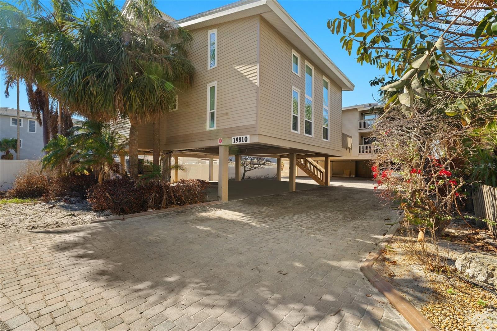 Image 11 of 50 For 19810 Gulf Boulevard 8