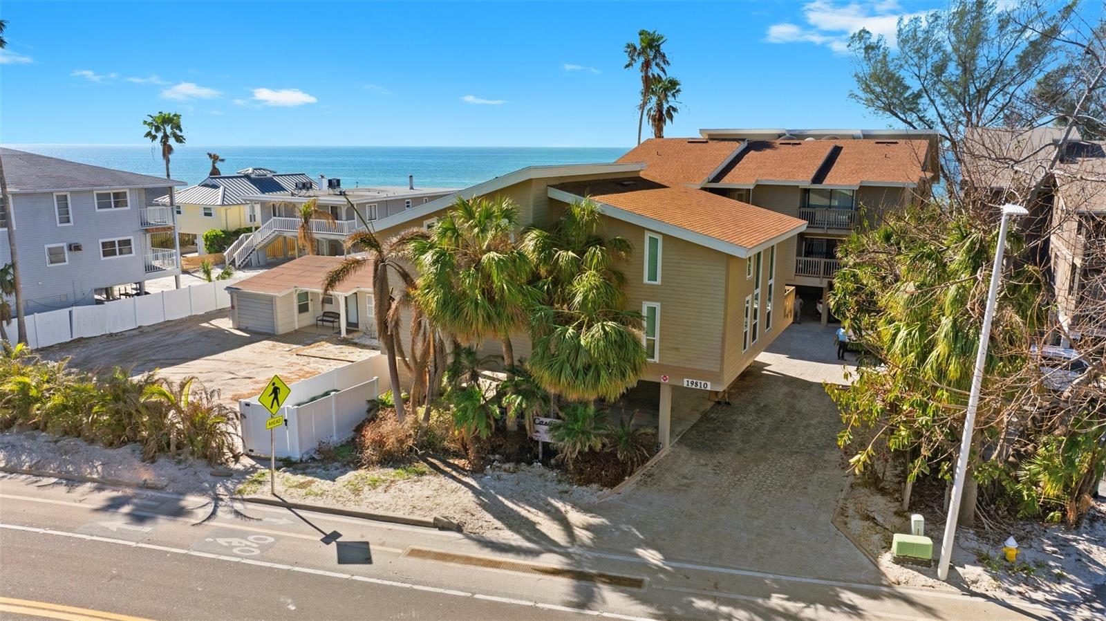 Image 13 of 50 For 19810 Gulf Boulevard 8