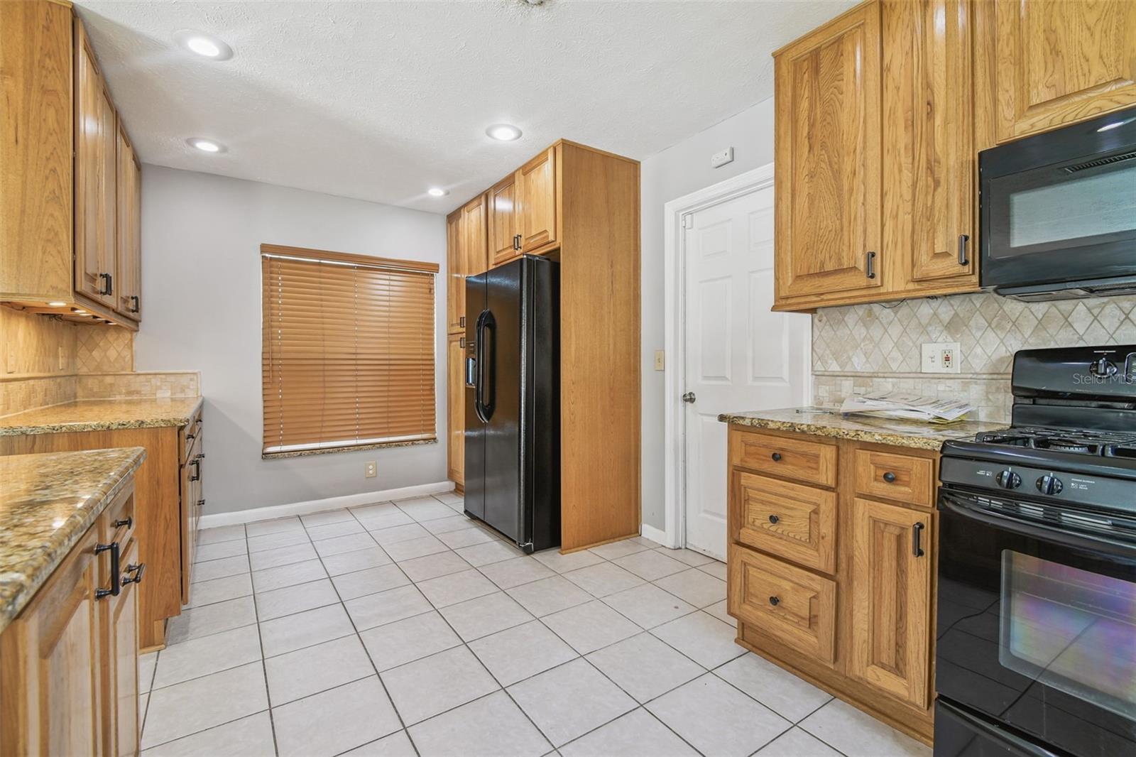 Image 17 of 62 For 15908 Country Place