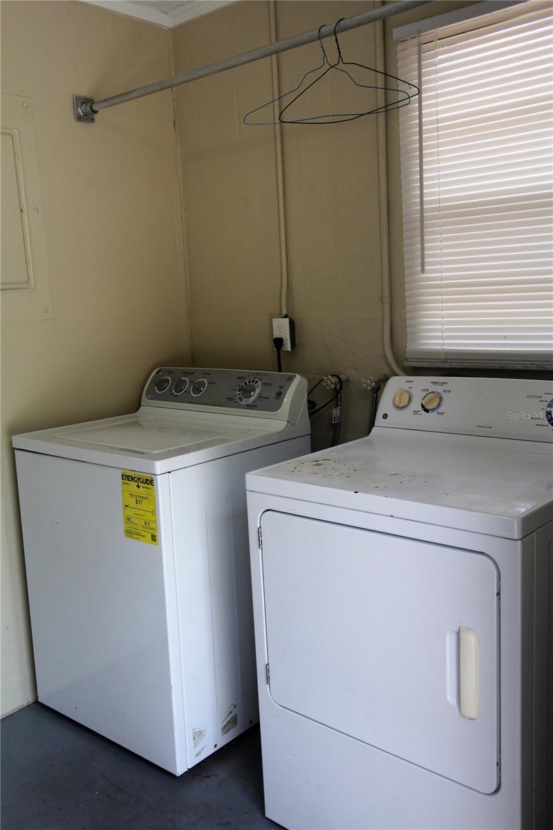 Listing photo id 9 for 38942 9th Avenue