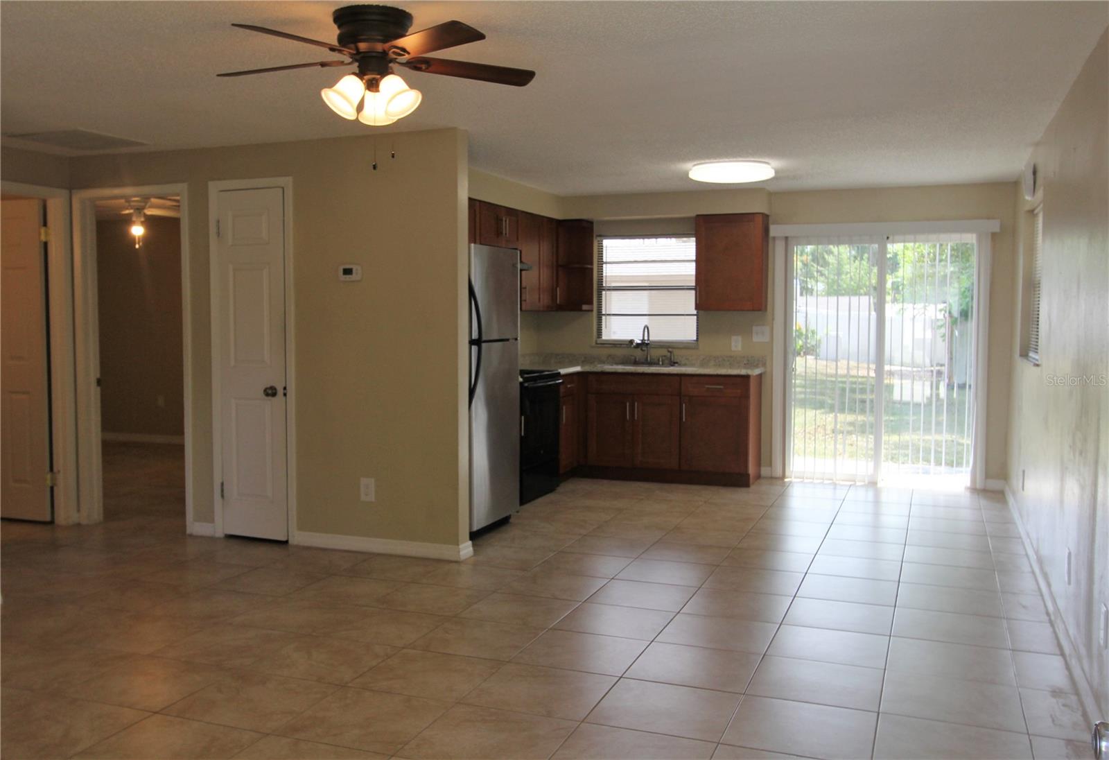 Listing photo id 7 for 38942 9th Avenue