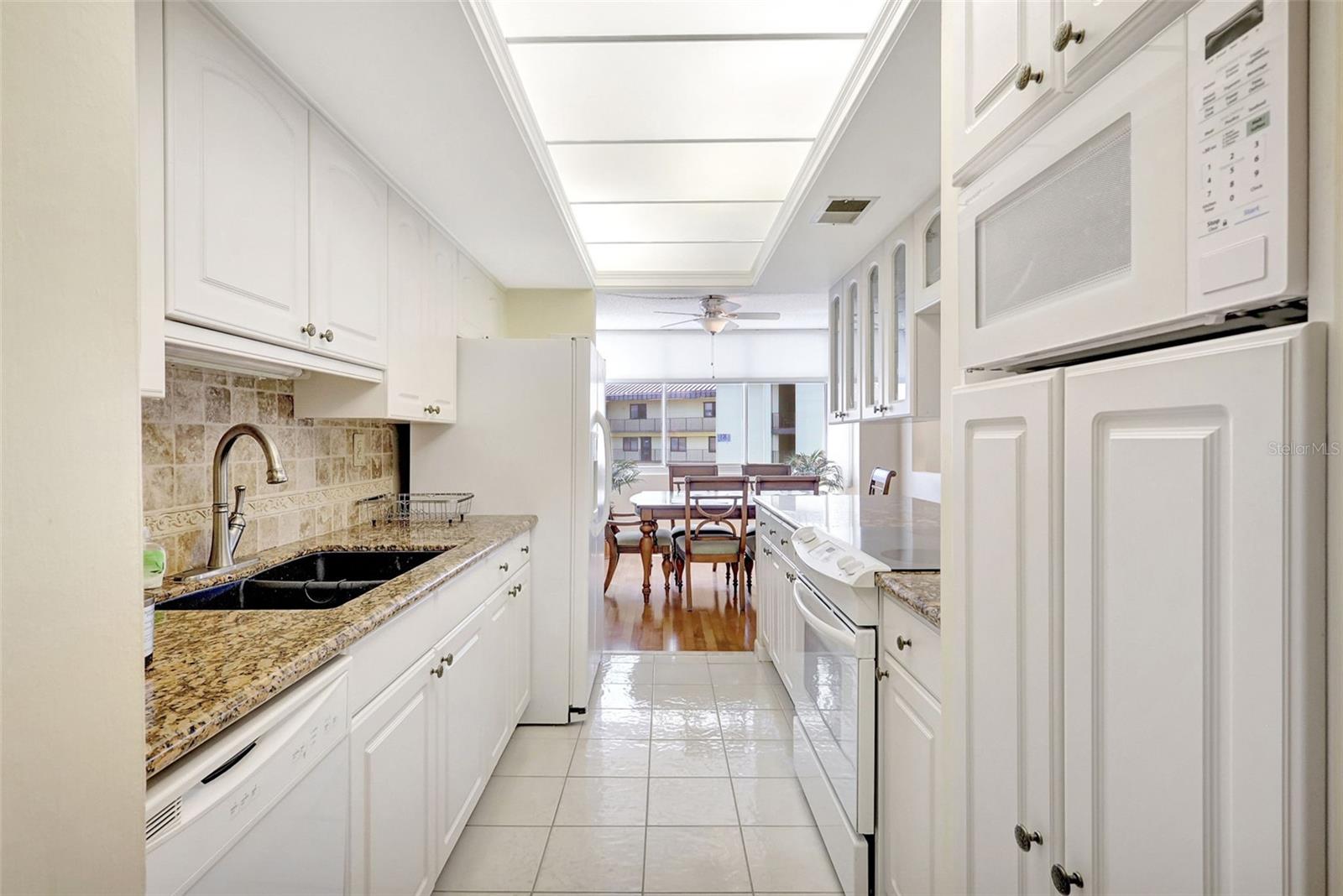 Image 10 of 46 For 660 Island Way 708