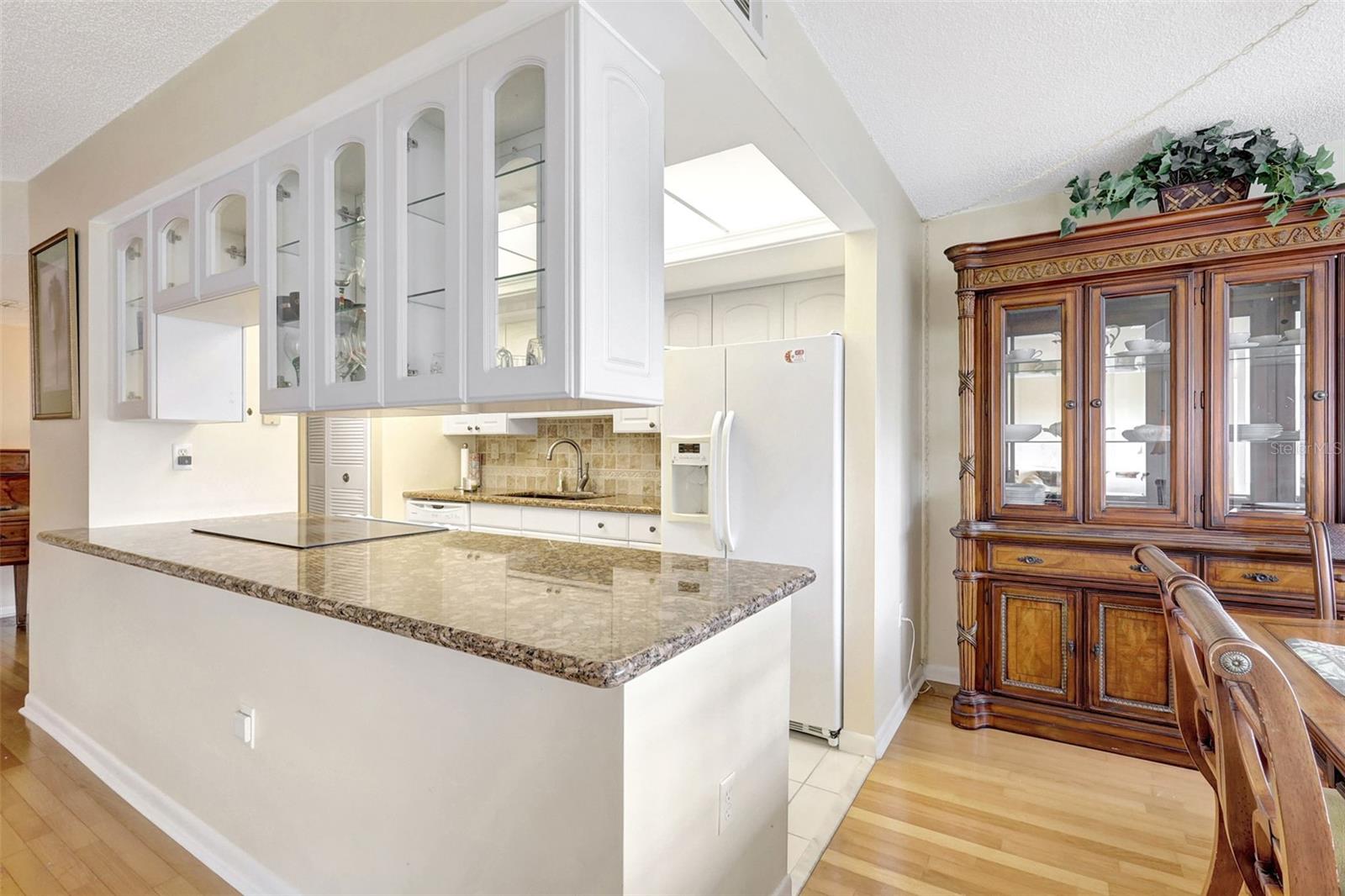 Image 11 of 46 For 660 Island Way 708