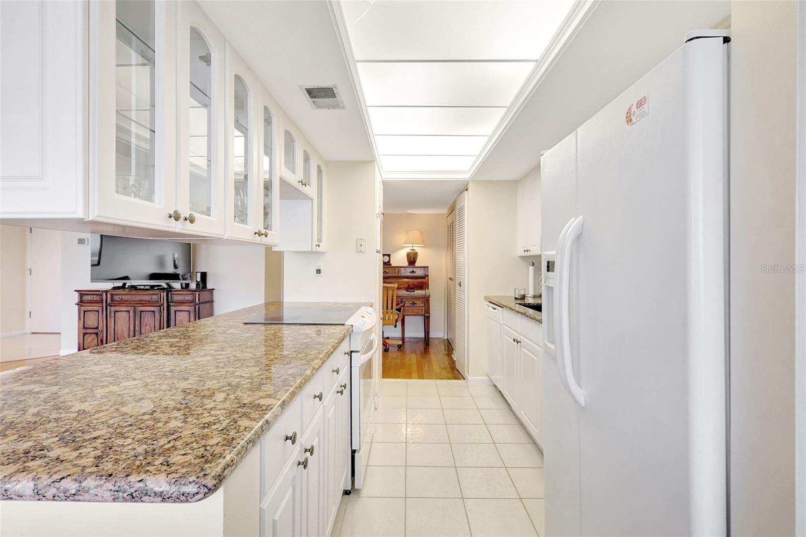 Image 13 of 46 For 660 Island Way 708