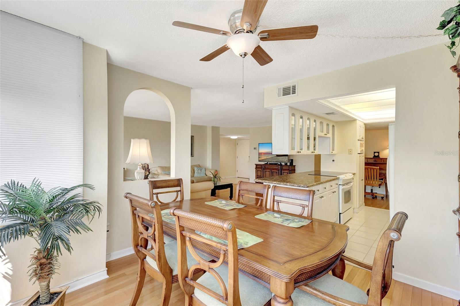 Image 18 of 46 For 660 Island Way 708