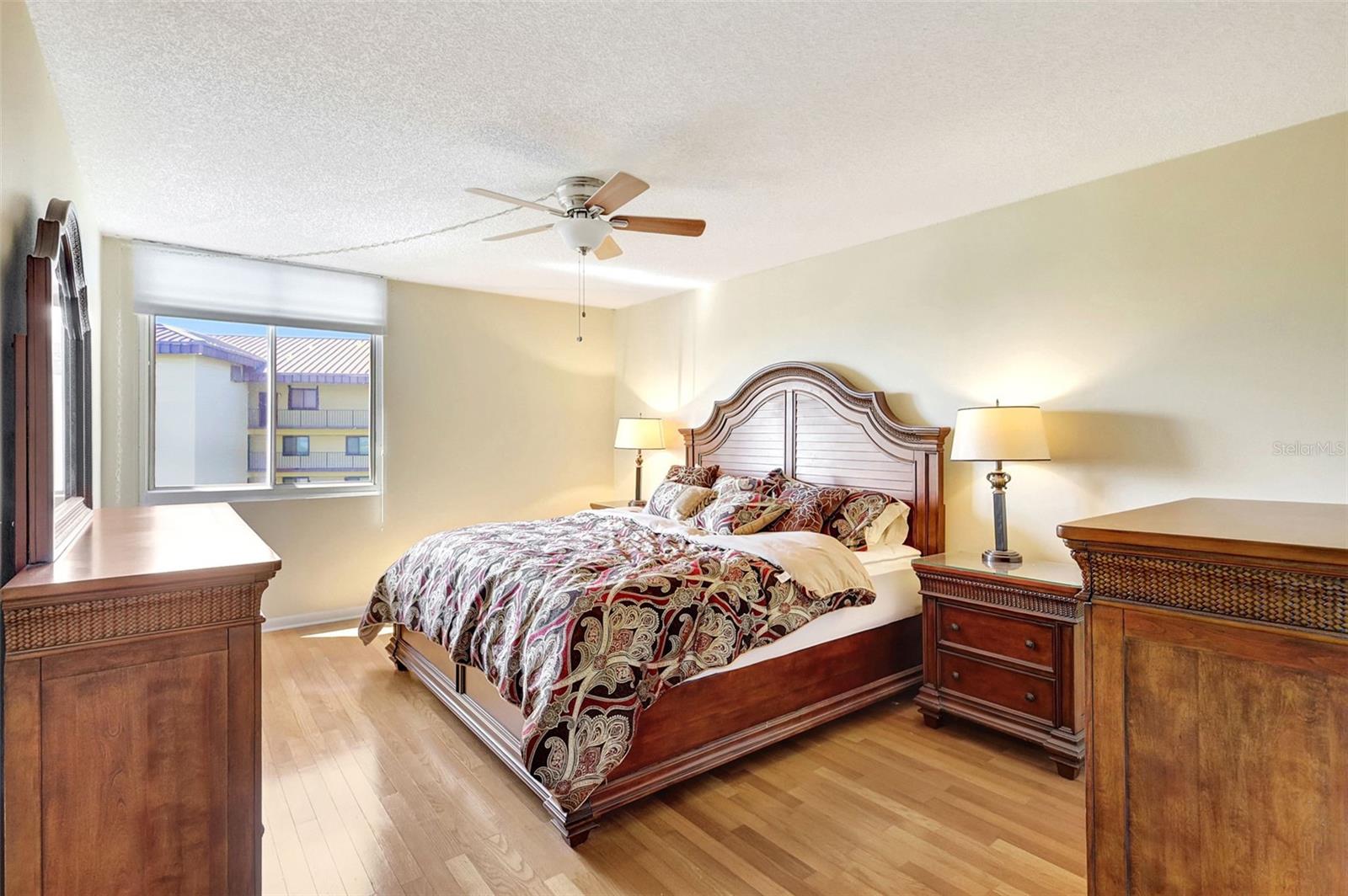 Image 21 of 46 For 660 Island Way 708