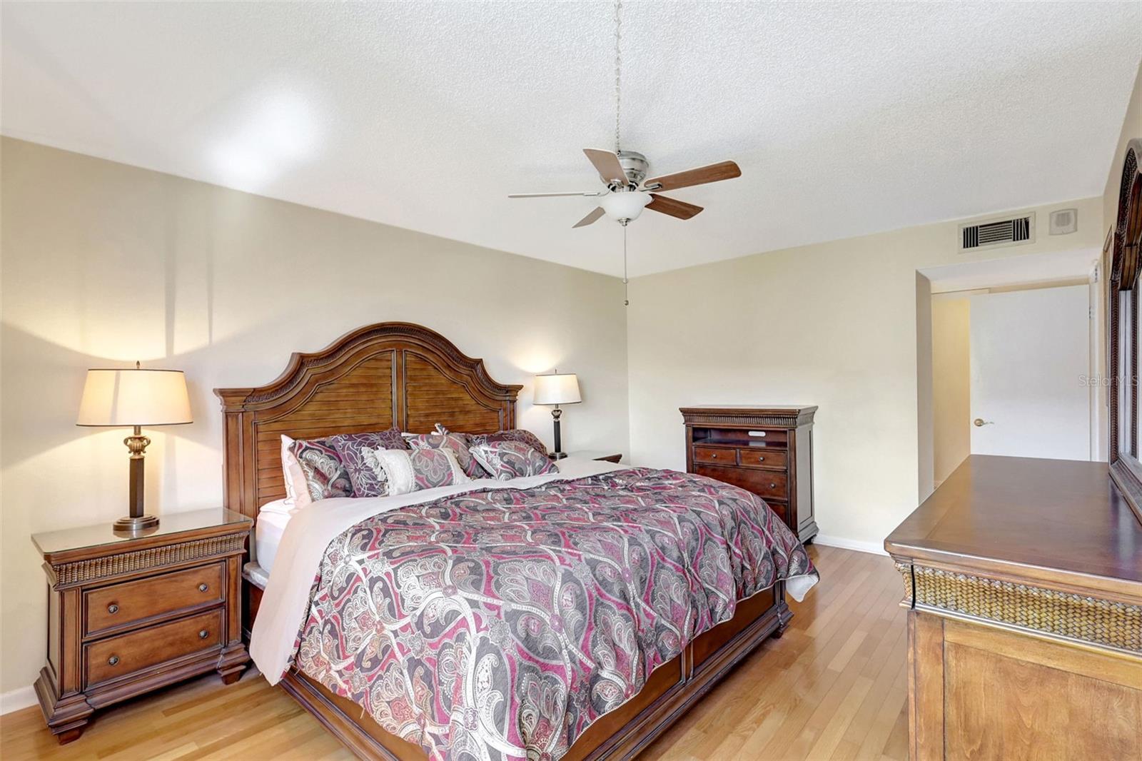 Image 22 of 46 For 660 Island Way 708